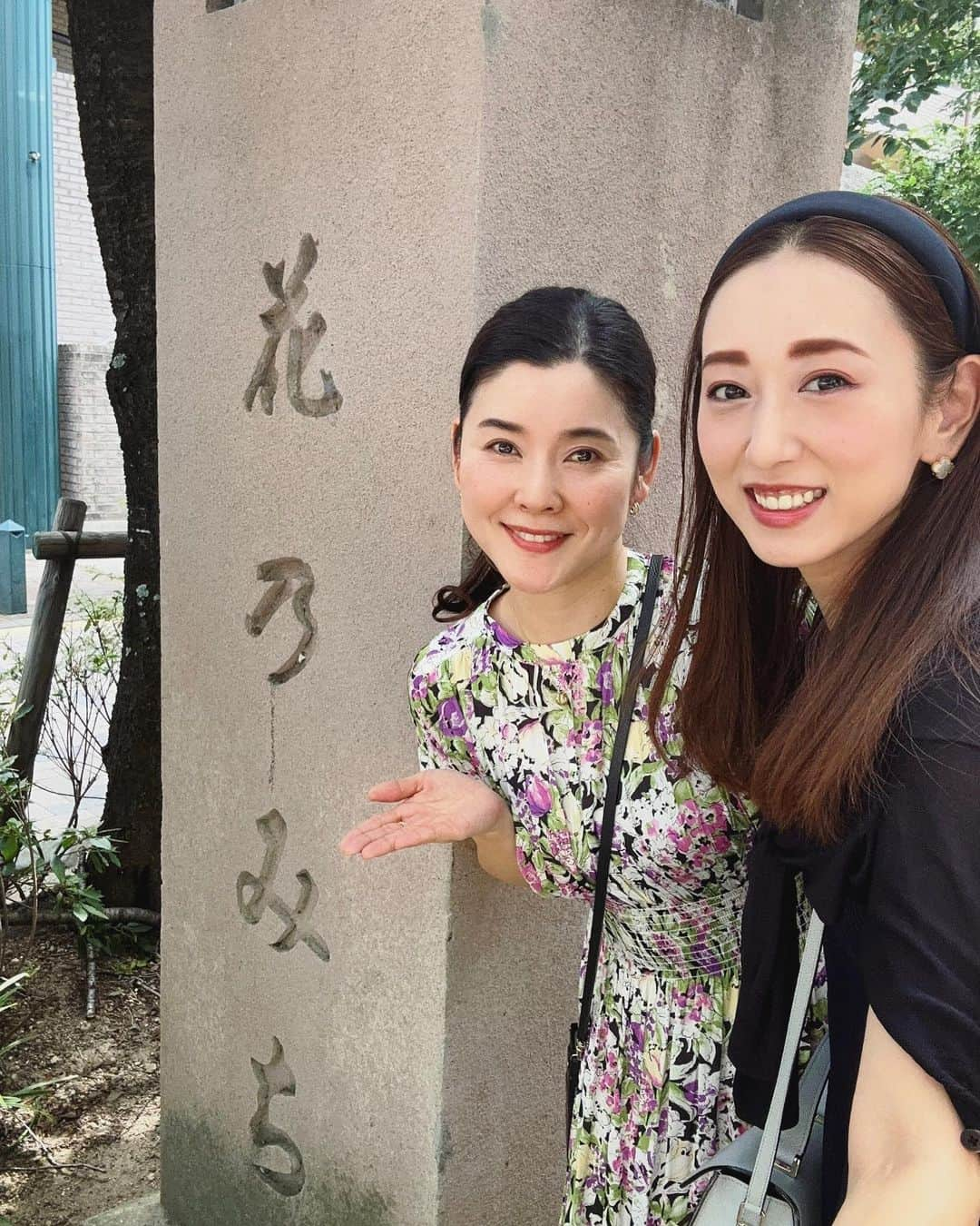 中西麻里衣さんのインスタグラム写真 - (中西麻里衣Instagram)「『小林一三生誕150年と共に祝う 　宝塚音楽学校創立110周年記念式典』 へ出席する為に６年ぶりに宝塚へ帰りました💐  当日の宝塚周辺はどこを見渡してもジェンヌさん✨緊張もしましたが、久しぶりの花の道や新しくなった宝塚ホテルも見ることができて… 劇場に入る前から高揚しました✨  式典では一三先生についてのこれまで知らなかったお話やOGの方々のスペシャルトーク‼️ 音楽学校生の祝舞に歌唱。 2000千人近く参加している皆さんで音楽学校の校歌を歌いました。 懐かしかったなぁ☺️  杜けあきさんの『音楽学校はかけがえのない同期を得る2年間』 というお言葉がとても胸に沁みました。 久しぶりに会えた同期達もみんな変わらず♡  現実の日々に追われる毎日ですが、忘れていた背筋の伸びる時間を過ごさせていただきました!  明日からは子供達みんな夏休み開始🌻 『清く正しく美しく』を忘れずにがんばります‼️」7月20日 17時38分 - 87marii