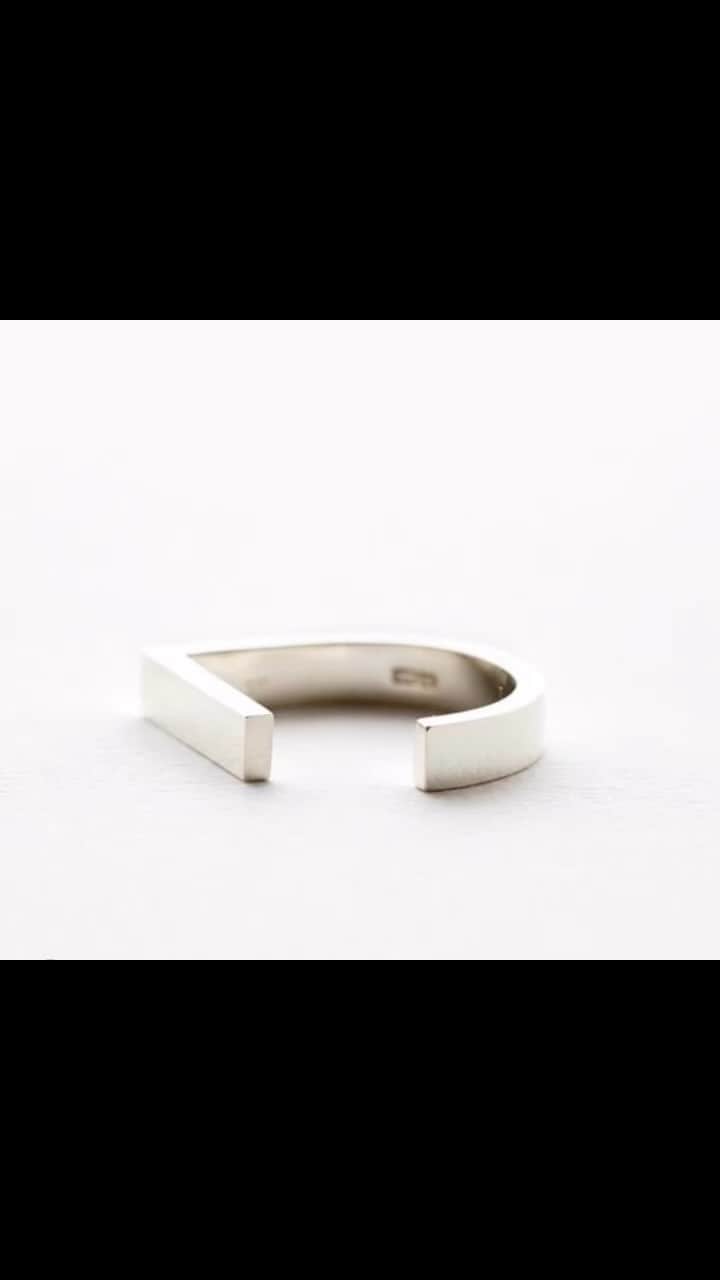 のインスタグラム：「Hankyu will start soon！！！  balance ring  SV925 K18GF mirror finish  mat finish  1つはもちろん！ 重ねづけしたり いろいろな表情が楽しめるリングです。  大人のシルバージュエリー  @27.allen_me.time  @27.allen_miho   #27allen #jewelry #ヴァンセットアレン #アクセサリー #シルバーアクセサリー」