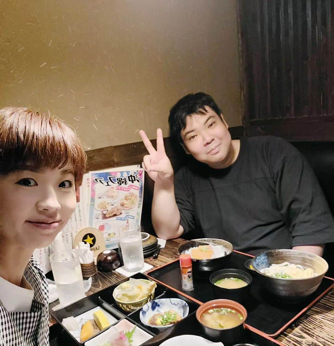 秋田くみ子のインスタグラム：「お仕事終わり✨️、後輩のおやどまり君とランチ😊 ・ 今日、お誕生日のおやどまり君🎶。おめでとう🎁🎂 ・ お芝居はもちろん💡、カメラマンとして📷️イベントのチラシやポスターのデザインも手掛ける多才な後輩 ・ 凄すぎる！ドンドン輝いてほしい✨️。また野球の話、一緒にしてね ・ 私もめっちゃ頑張ります🍀 ・ #吉本新喜劇#おやどまり#多才#誕生日#おめでとう#可愛い#後輩#感謝」