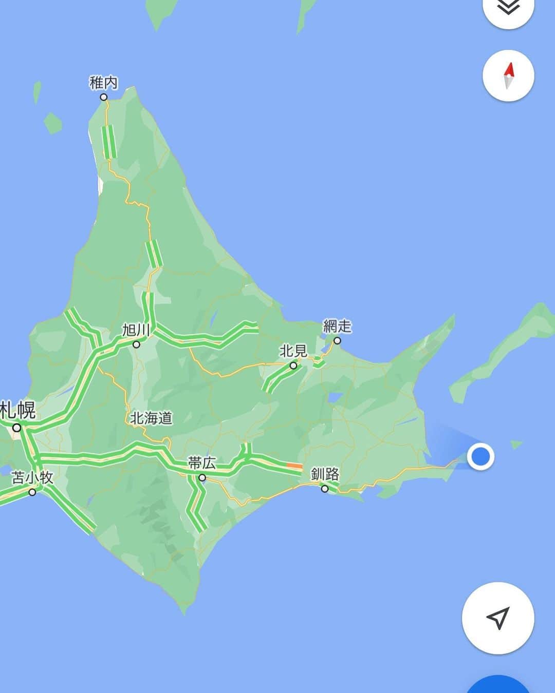 中曽根 康隆さんのインスタグラム写真 - (中曽根 康隆Instagram)「本土最東端の地【納沙布岬】（場所は最後の写真を参考）から北方領土視察。  目視で歯舞群島が確認できるほど良い天気に恵まれました。1番近い貝殻島まではわずか3.9km。北方領土はすぐそこにありました。  日本の領海にもかかわらず、一方的に引かれている中間線のせいで自由に漁業が出来ず、線を越えて昆布業を行う為に年間8,000万円程をロシアに支払っている状況。 北方館の岩山館長の心のこもった話を伺い悔しさが込み上げて来ました。  元住民（色丹島）の得能宏さん（89歳）の話を聞く機会を頂きました。生々しく、壮絶な体験談、心に刺さりました。実は得能さん【ジョバンニの島】という映画のモデルになった方。皆さんにも是非ご覧頂きたい作品です。  また地元根室高校の北方領土研究会の学生さんの出前講座を受けました。若くしてよく勉強されていて、また素晴らしい活動の数々に感激しました。」7月20日 17時41分 - yasutaka_nakasone