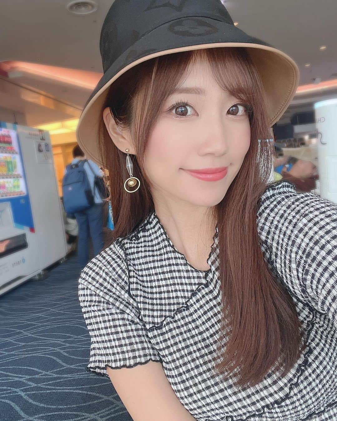 霧島聖子のインスタグラム：「まさに今からお仕事いってきます✈️ 中国行くの6年ぶり！ 羽田の免税店回るの楽しかった🛍  #羽田空港  #出張  #旅  #✈️ #飛行機大好き」