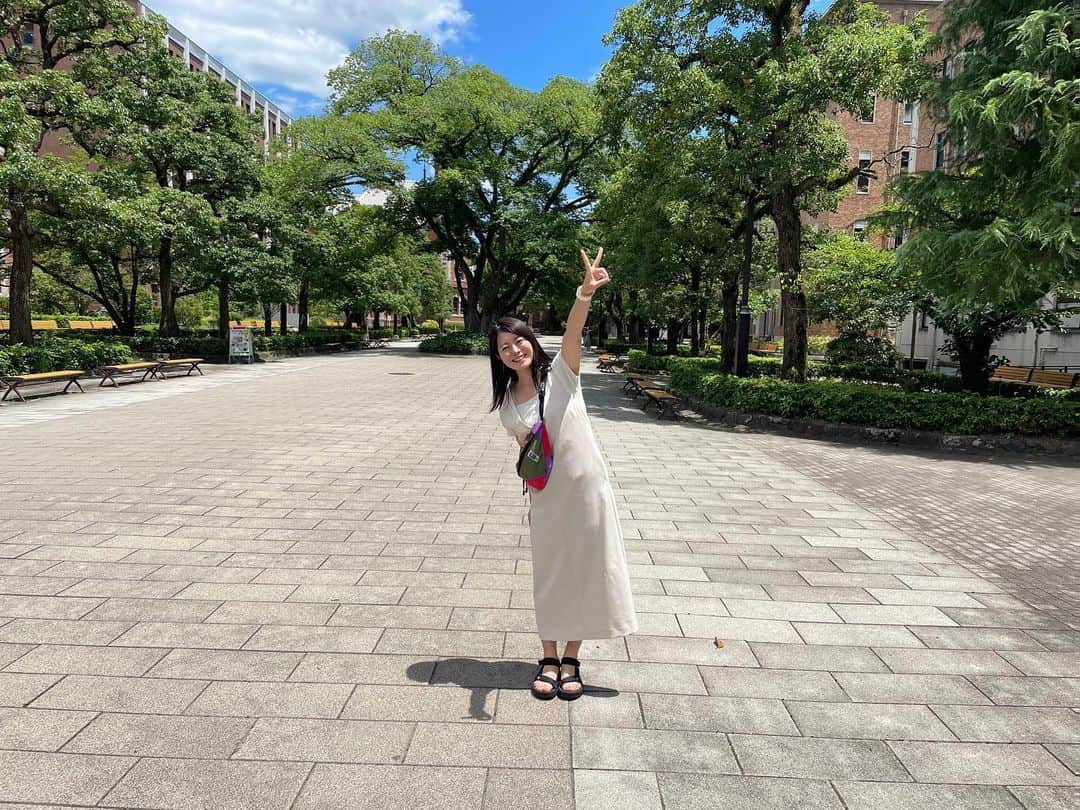 藤坂奈央のインスタグラム：「. 3連休はお世話になった ゼミの教授の還暦祝いのため京都へ✨  だいぶ前から決めた予定は 見事に祇園祭と被り どこへ行ってもたくさんの人、人、人！ 熱気がすごかったです🔥  大学の友達と周る京都は 学生時代に戻ったようで… みんなのおかげで夏の京都大満喫でした☺️ やっぱり鴨川はいつ来ても大好きなスポット。」
