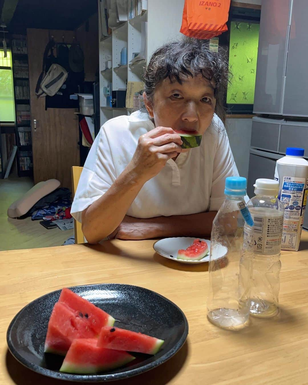 ほのら Kittyのインスタグラム：「夏ですね　#スイカ　🍉 義理のお母さんが#箕川町　に遊びにきてくれました🙏😍二人で一日かけてこの梅雨時期に伸びた#永昌寺 の雑草を根こそぎ引っこ抜いてさっぱり！仕事をしたあとのスイカはたまらなかったです❤️さて今週末はいよいよ#青空図書館　の初開催！どれだけの方が来てくださるかドキドキ💓今日も箕川は涼しいですよ〜😚  #滋賀県 #東近江市 #地域おこし協力隊」