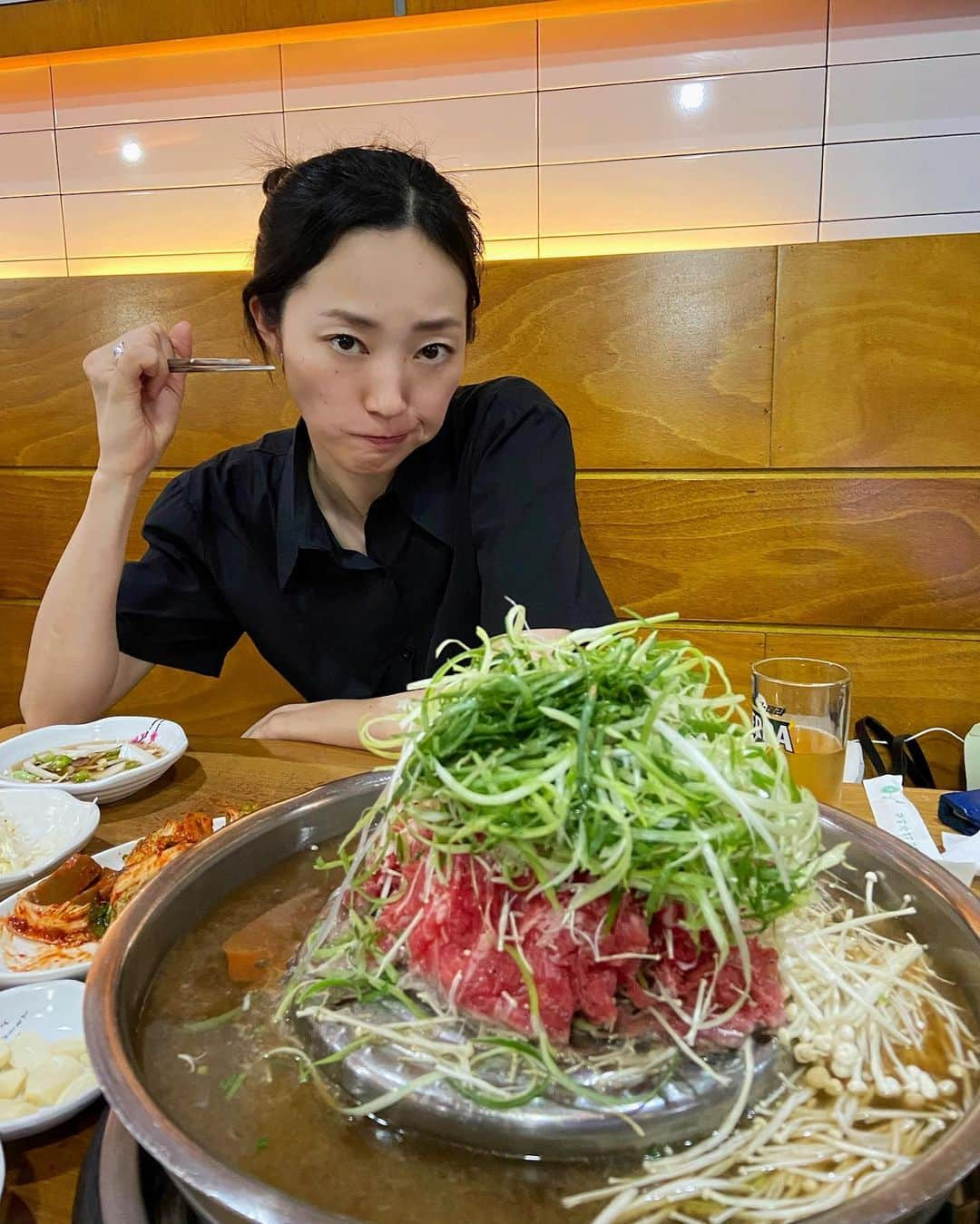 七野李冴のインスタグラム：「【Yum Yum Seoul 🤤🍺❤️‍🔥🇰🇷】  最近やってる韓国語のアプリで  돼지는 사람이 아니에요 豚は人ではありません  という謎の例文が出てくる。 今日のポストは韓国で食べた🐮と🐷！  ひとつ目は東大門で食べた  📍 東大門 🐮 도깨비불고기 / トケビプルゴギ  甘めのタレに大量のネギとえのきと牛！こんなに食べられない！と思うほどの量が運ばれてくるんだけど、あれよあれよと胃の中へ… ショッピングでペコペコにお腹を空かせて行くのがおすすめ。  もうひとつは @hcmii ちゃんに教えてもらったミシュラン獲得のサムギョプサル！ 📍ヤッス駅 🐷 @gold_pig1982 / クム豚肉食堂  こちらもタップリのネギが使っているタレで極上の豚肉を店員さんが焼いてくれる。こりゃあうまいぜ！  どちらもピークタイムだと行列なので時間をずらして行くのがオススメでぶ🐷  🇰🇷 #risastripinkorea  #Seoulfood #seoulfoodie  #seoul_korea  #韓国グルメ #海外旅行好き #グルメ旅 #グルメスタグラム #韓国旅行 #韓国情報 #海外旅行 #ソウルグルメ」