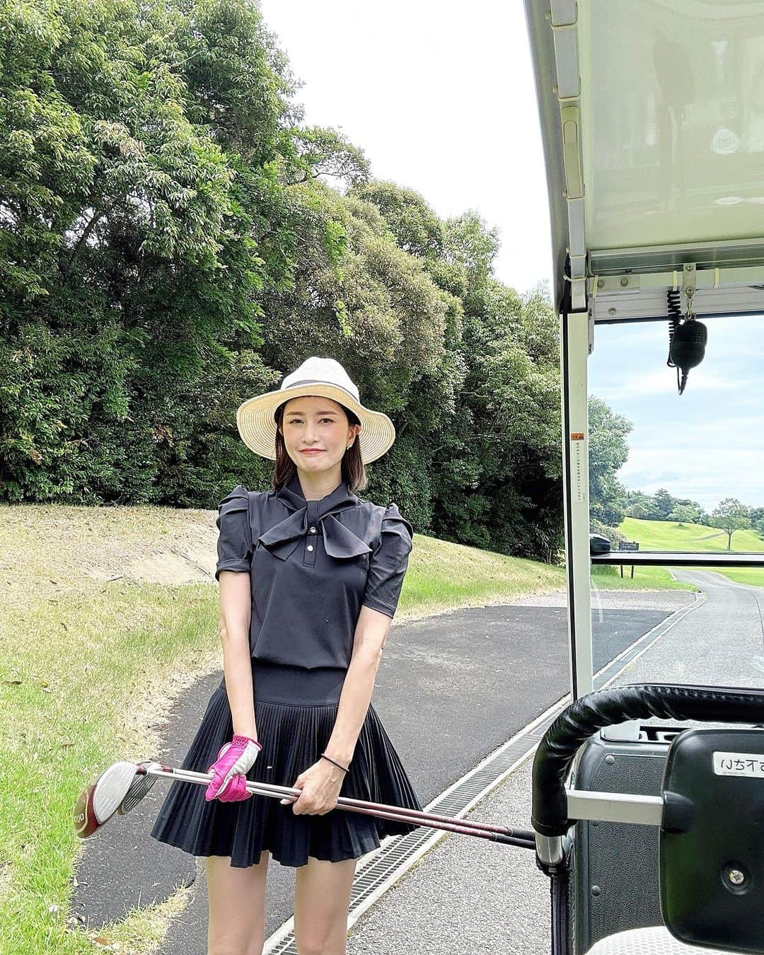 KAORI.OMURA 大村香織さんのインスタグラム写真 - (KAORI.OMURA 大村香織Instagram)「後少しだったのに🥺 ベスト更新ならず、だった日  私のベストは105なんだけど 106だったー⛳️  あー、悔しい  ゴルフって自分との 戦いだから好き。笑  エンジョイゴルファーですが ベスト更新はしたいものです🏌️‍♀️笑  この帽子 ずっと愛用してるんだけど 風が吹いても飛んでいかないの！  #ゴルフが好きな人と繋がりたい #ゴルフ好き#ゴルフ女子 #ゴルフウェア #ゴルフ場 #エンジョイゴルファー #アラフォー#趣味#太平洋クラブ」7月20日 17時51分 - kaori.omura