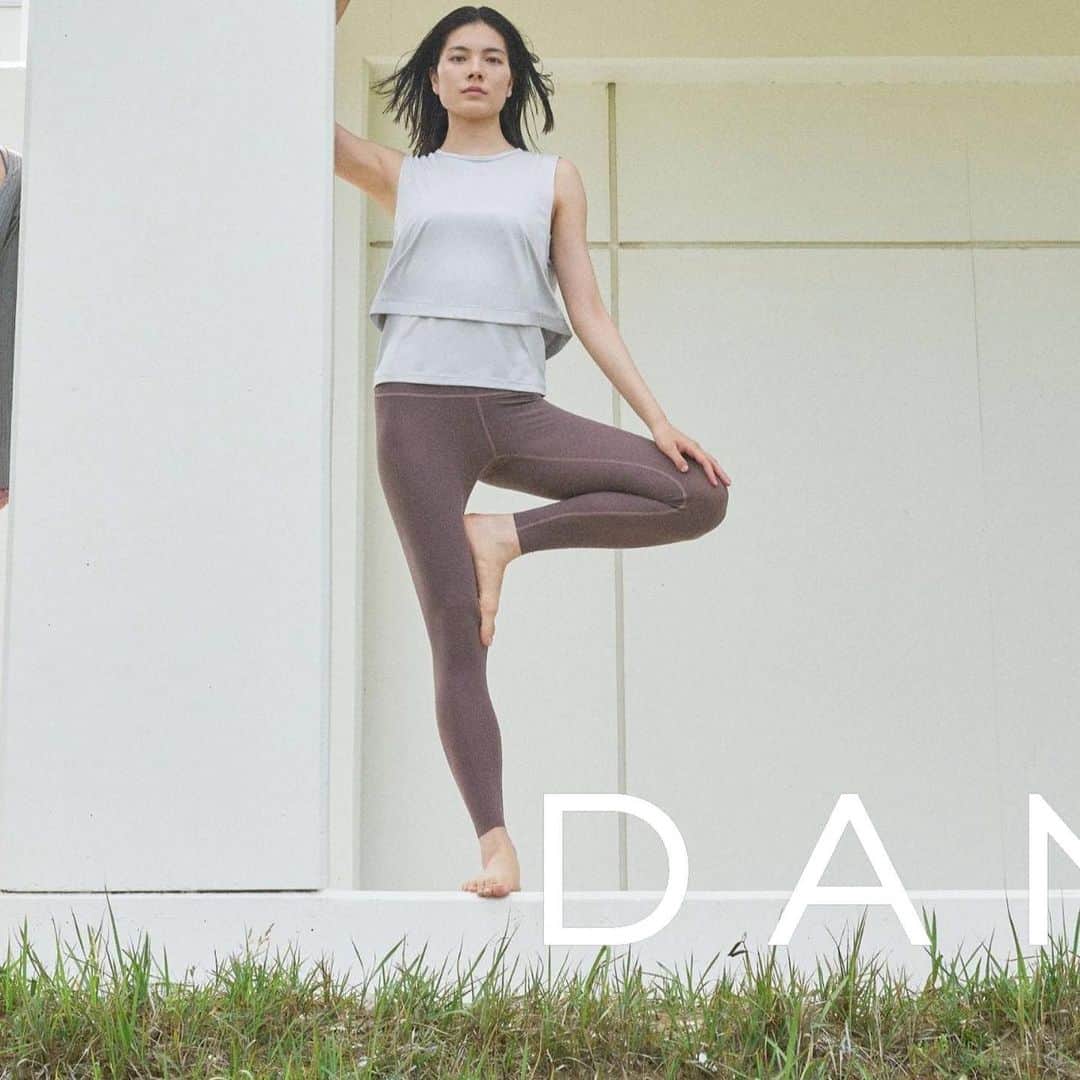DANSKIN Japanのインスタグラム：「【2023 FALL&WINTER COLLECTION】  こころとからだ、私を生きるーー。  NY生まれのダンスキンは、2023年秋冬シーズンも女性たちの伴走者として、みなさんのウェルビーイングを全力でサポートします。  ブランドのルーツであるバレエ、そしてヨガやランなどのワークアウトだけでなく、忙しいオフィス時間や自宅でのリラックスタイムまで、今をサバイブする女性たちに1日を通して寄り添う機能性に優れたアイテムを展開します。  ─────────────────────── ダンスキンブランドサイトにてLOOKを公開しました。 プロフィールトップのURLよりご覧ください。 ───────────────────────  #danskin #danskinjapan #ダンスキン #こころとからだ #わたしを生きる」