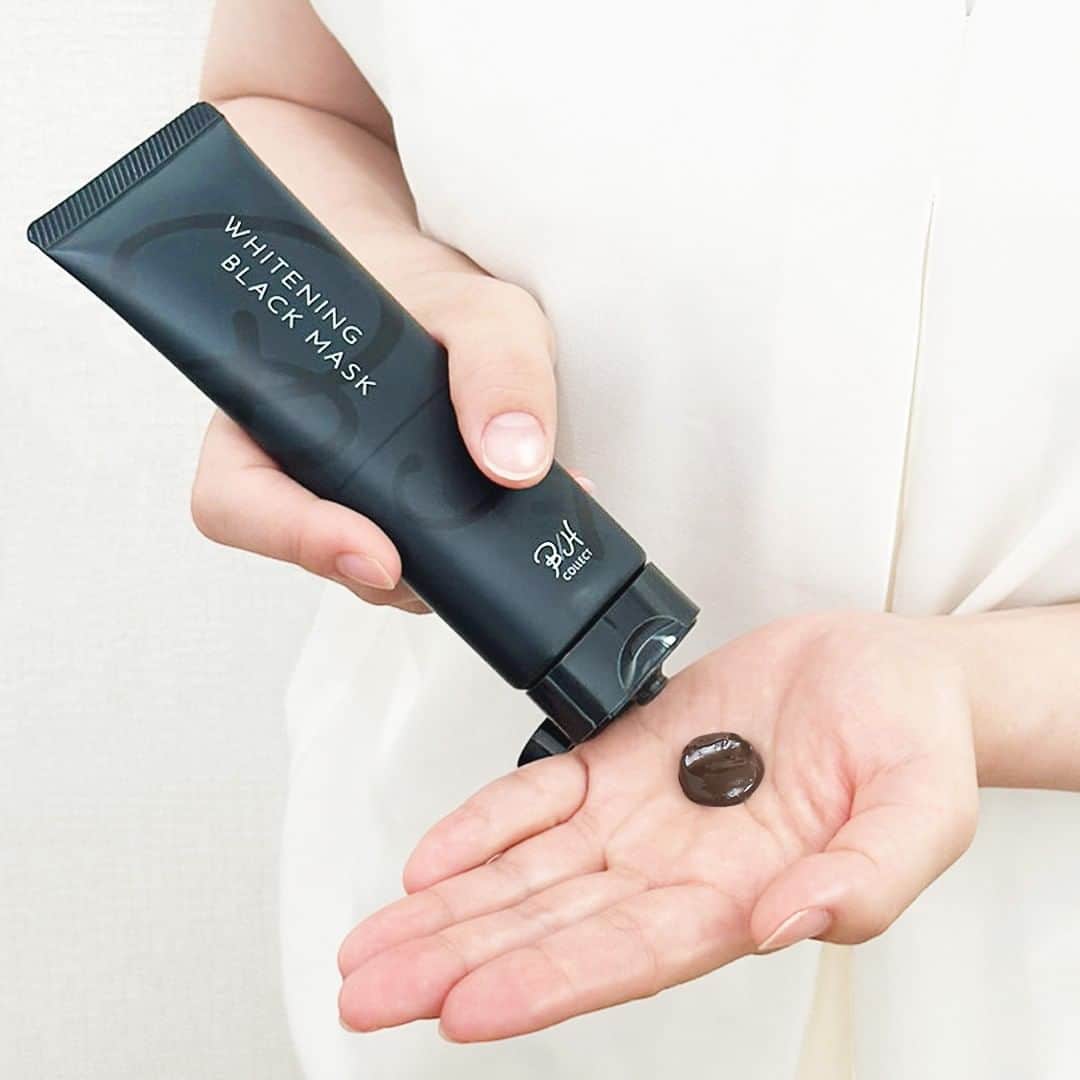 スルスルのインスタグラム：「. ◤夏のベタつき、毛穴悩みもクリアにする薬用美白マスク◢  シミのほか、夏の肌悩みで上位に挙がるのが肌のベタつきや毛穴の開き・黒ずみ。 そんな夏肌トラブルのお手入れに取り入れたいのが、「WHITENING BLACK MASK」です。  皮脂の吸着効果に優れた“薬用炭”を配合し、毛穴の汚れや肌のくすみ※を しっかり除去。また、トウモロコシ由来のスクラブがザラつきの原因・古い角質を おだやかに取り除きます。 洗い流すと毛穴スッキリ！週2～3回のスペシャルケアで、しっとりもちもちの素肌が体感できますよ。  ⧉おススメの使い方⧉ 小鼻やあごなどザラつきが気になるところをやさしくマッサージした後に洗い流すと、 さらにつるつるに。首やデコルテのケアにもおススメです。  ※汚れや古い角質による  #bhcollect #bh_collect #炭 #毛穴 #毛穴ケア #毛穴の黒ずみ #スキンケア #紫外線対策 #美白 #美白ケア #シミ #シミケア #肌荒れ #ニキビ #ビタミンC誘導体 #プラセンタ #スクラブ」