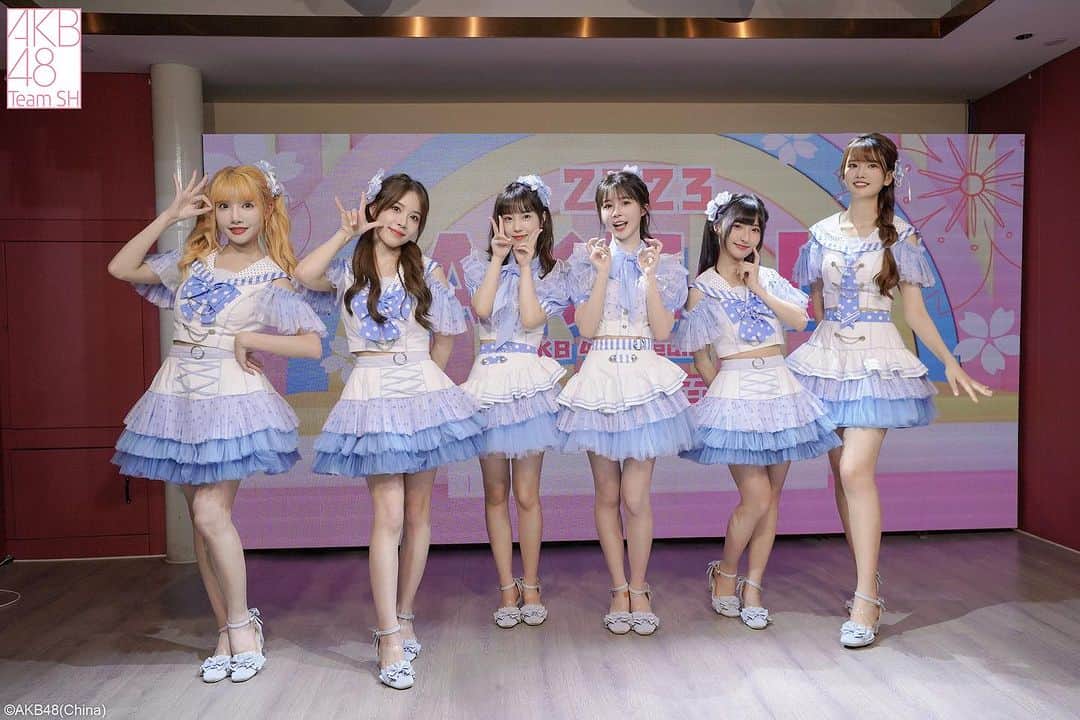 AKB48 Team SHのインスタグラム：「#AKB48TeamSH 福州AKB48CAFE SHOP活动图来咯！ 现场粉丝们的热情我们都有好好接收到哦~ 日光在闪耀，梦想在发光，在这盛夏七月遇见可爱的你💕」