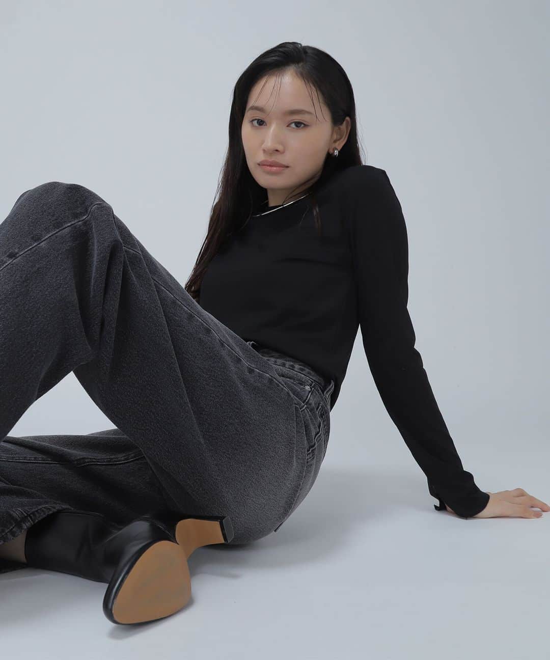 NATURAL BEAUTY BASICのインスタグラム：「2023 pre fall PRE ORDER.  ✔ワイドストレートデニムパンツ ¥9,460 tax in color:ブルー/クロ size:S/M/PS #0173230800 8月上旬-中旬入荷予定  ＜Toujours Denim＞ Toujours(トゥジュール)はフランス語で”いつも“  カジュアルな印象のデニムを、NBBらしく日常に取り入れやすい身近な存在に。  ワイドなシルエットながらルーズになりすぎない美シルエットのデニムパンツは、きれいめカジュアルスタイルに欠かせないアイテム。 ハイウエストで腰の位置を高くデザインし、ヒップまわりはすっきりとフィットさせたこだわりのストレートシルエットに仕上げました。 カジュアルなスタイリングは勿論、フェミニンなアイテムとも好相性で、着回しの効く便利な1本です。  #ワイドデニム #ワイドパンツ #デニム #デニムパンツ #ストレートデニム #ストレートパンツ #秋コーデ #晩夏 #秋先取り #秋カラー #お出かけコーデ #オフィスコーデ #オフィスカジュアル #通勤コーデ #ワンピースコーデ #大人可愛い #カラーコーデ #着回しコーデ #きれいめカジュアル #ベーシックコーデ #ベーシック #ナチュラルコーデ #トレンドスタイル #シンプルコーデ #ナチュラルビューティーベーシック #naturalbeautybasicic」