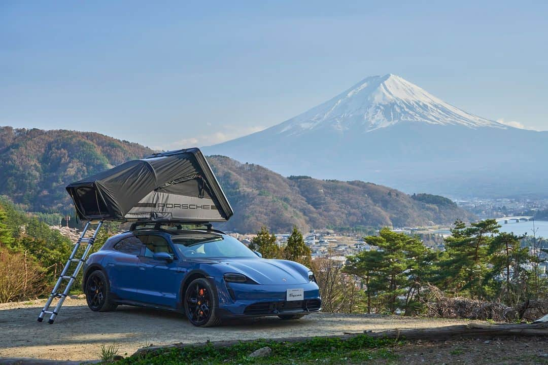 Porsche Japanのインスタグラム：「スポーツカーの刺激を新しい形で。  #ポルシェ #テクイップメント #キャンプ #タイカン」