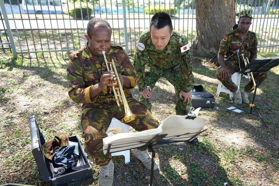 陸上自衛隊さんのインスタグラム写真 - (陸上自衛隊Instagram)「#陸上自衛隊 #中央音楽隊 は、陸上自衛官６名をパプアニューギニアに派遣し、軍楽隊に対する＃演奏技術指導などを行っています。７月１７日には、＃陸自広報センター #りっくんランド で行われたファミリーコンサートに、軍楽隊員が現地からＶＴＲで参加しました。🎶🇯🇵🇵🇬🎶  #JGSDF #Central Band dispatch 6 members to the PNG to provide training on #musical performance for the #PNGDF Military band. On July 17, They participated in this event at the JGSDF Public Information Center(percussion part family concert by JGSDF Central Band).🎶🇯🇵🇵🇬 🎶」7月20日 18時00分 - jgsdf_pr