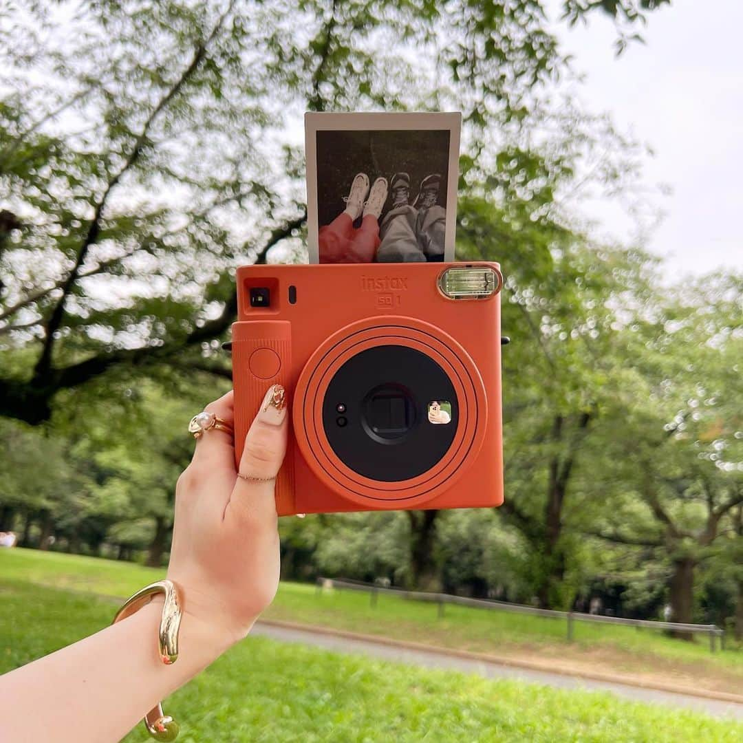 Fujifilm instaxさんのインスタグラム写真 - (Fujifilm instaxInstagram)「＼使ってみたい！と思ったら「📷」でコメントしてくださいね／ 【ふたりの大切な時間を形に🌼INSTAX SQUARE SQ1】  大切な人との時間こそ、一瞬一瞬をチェキで残しませんか？  INSTAX SQUARE SQ1は、「セルフィーモード」を搭載🤳 ふたり一緒に写る自撮りも、簡単&キレイに撮影できます✨  散歩したり、公園でくつろいだり。 なにげない時間も、チェキで残せば特別な思い出になるはず🧡  Special Thanks😌 @uemami   ﹋﹋﹋﹋﹋﹋﹋﹋﹋﹋﹋﹋﹋﹋﹋﹋﹋﹋﹋﹋﹋﹋﹋﹋ ˗ˏˋ 「𝐢𝐧𝐬𝐭𝐚𝐱 <チェキ> 」公 式 ア カ ウ ン ト ˎˊ˗ 　チェキを楽しむためのヒントをたっぷりとお届け…🤍   　📷新商品情報 　📷すてきな投稿紹介  　📷 撮影アイデア  🏷 #チェキ #instax  タグ付け&メンションしてね♡  素敵な投稿はこのアカウントで紹介しちゃうかも🌷   𝑪𝑯𝑬𝑪𝑲 👉@cheki_instax ﹋﹋﹋﹋﹋﹋﹋﹋﹋﹋﹋﹋﹋﹋﹋﹋﹋﹋﹋﹋﹋﹋﹋﹋ #チェキ #INSTAXlife #INSTAX #INSTAXmini  #INSTAXcamera #cheki #FUJIFILM #富士フイルム #チェキのある生活 #マイチェキ #INSTAXSQUARESQ1 #インスタックススクエア #フィルムカメラのある生活 #フィルムカメラ #selfie #カメラ女子 #チェキ女子 #カップル写真 #デートにオススメ #マストアイテム #お散歩カメラ #お散歩フォト #お散歩デート #公園デート #ピクニックデート #備忘録 #日常に彩りを」7月20日 18時00分 - cheki_instax