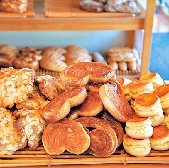 ことりっぷさんのインスタグラム写真 - (ことりっぷInstagram)「小麦畑とパンの香りに包まれる北海道のオーベルジュ  北海道・美瑛にある、パン工房を併設したオーベルジュ「bi.blé」。 フランスの家庭料理と焼き立ての薪窯パンを味わい、大自然に身をゆだねるステイができます。  美瑛産にこだわった朝食は、3種類のパンと手作りジャムからスタート。 道産の卵と美瑛のトマトで作るチーズ入りオムレツや自家製ハム、美瑛産サラダなど、北海道のおいしさがたっぷり詰まっています。  薪窯で焼いたパンは夕食と朝食で味わえるほか、ショップにも20～30種類が並び、購入できますよ。  レストランからは一面の小麦畑が見渡せて、夜は星空がきれいに見えます。 美しい景色の中で、ていねいに作られる料理とパンをいただきながら、ゆっくりと過ごしませんか？ ----- #bible  -----  発売中のことりっぷMagazine夏号のテーマは「日本の美しい町」。 小麦の産地でおいしいパンに出会える、美瑛の町をご紹介しています。  #ことりっぷ #ことりっぷマガジン #北海道 #美瑛 #ビブレ #オーベルジュ #美瑛グルメ #美しい町 #cotrip #hokkaido #biei #visitjapan」7月20日 18時00分 - cotrip_official