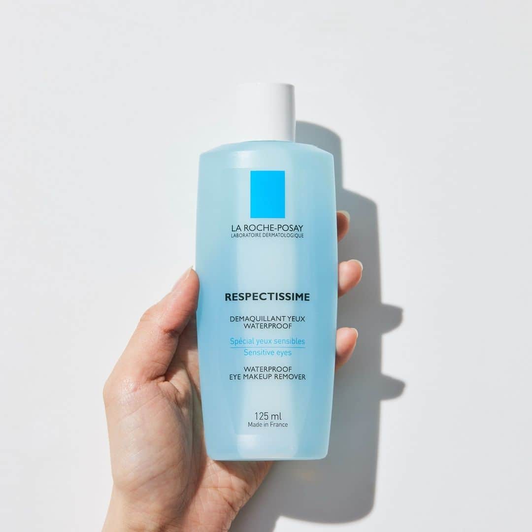 LA ROCHE-POSAY JAPAN ラロッシュポゼのインスタグラム：「【#ラロポ のアイメイクアップリムーバーで、ウォータープルーフマスカラもするっと落とそう☀️】  レスペクティッシム ポイントメイクアップリムーバーは、 敏感肌にも使える*メイクアップリムーバーです💁‍♀️  コットンをたっぷり湿らせて、こすらずに優しく使用するだけで夏のウォータープルーフマスカラもするっと落とせます✨  低刺激で負担を抑えて、目元ケアをしませんか？👀  ・・・・・・・・・・・・・・・・・・・・・・・・ ▶︎レスペクティッシム ポイントメイクアップリムーバー💧  敏感な肌*や目もとにも使える❗️ ウォータープルーフ対応のアイメイクアップリムーバーです✨  きちんと落とせていないと、目もとの黒ずみの原因にもなる、アイシャドウやウォータープルーフマスカラ🌀  こすらずやさしく使用するだけで、ウォータープルーフマスカラもするっと落とせます😌 使用後の肌を、しっとりと心地よい感触に導きます🌿 ・・・・・・・・・・・・・・・・・・・・・・・  夏のメイク落としにおすすめです✨  --------------------- ■レスペクティッシム ポイントメイクアップリムーバー ---------------------  *すべての人に肌トラブルがおきないわけではありません。  ＊＊＊＊＊＊＊＊＊＊＊＊＊＊＊ ラ ロッシュ ポゼ 化粧品空き容器を、全国のロフト店舗*( ラ ロッシュ ポゼ販売店舗)にて回収しています。 是非、使用済みの製品をお持ちください。 ＊後楽園ロフト東京ドームシティラクーア店、堺ロフトを除く。 ＊ターマルウォーター/セロザンク/アンテリオスＵＶプロテクションミストは回収製品除外です。  #ラロッシュポゼ #larocheposay #メイク落とし #メイク落とし #メイクリムーバー #ウォータープルーフ #ウォータープルーフマスカラ #ウォータープルーフアイライナー #肌トラブル #目元ケア #目元ケア大事 #目元美人 #目元のシワ #アイケア #美肌 #美肌ケア #敏感肌 #敏感肌用  #敏感肌スキンケア #敏感肌コスメ #敏感肌でも安心 #潤い肌 #ツヤ肌 #乾燥肌 #乾燥対策 #スキンケア好きさんと繋がりたい #コスメ好きさんと繋がりたい #美容マニア #夏コスメ」