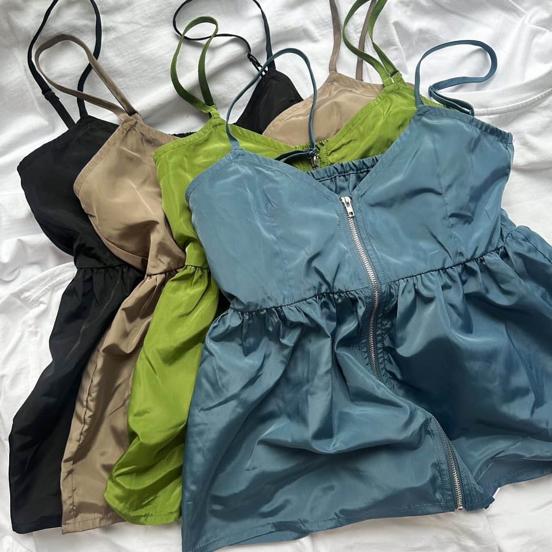 スピンズのインスタグラム：「\ 𝗡𝗲𝘄 𝗶𝘁𝗲𝗺 / ︎✿ジップアップギャザービスチェ ￥𝟯,𝟬𝟴𝟬 𝘁𝗮𝘅 𝗶𝗻 ⁡ 高めのウエスト切り替えと メリハリのあるペプラムシルエットが お腹周りをカバーしてくれる万能アイテム♡ ⁡ 張りと微光沢感のある生地は、 スポーティーさのある今年らしい素材💖 ⁡ 今回ご紹介したアイテムは 全国の𝗦𝗣𝗜𝗡𝗡𝗦店舗 𝗼𝗿 𝗦𝗣𝗜𝗡𝗡𝗦 𝗪𝗘𝗕 𝗦𝗧𝗢𝗥𝗘 にて購入できるので是非チェックしてね✍🏻✨ ⁡ #𝗦𝗣𝗜𝗡𝗡𝗦 #スピンズ #𝗼𝗼𝘁𝗱 #スタッフスナップ #𝗦𝗣𝗜𝗡𝗡𝗦スタッフ #プチプラコーデ #きょコ #夏コーデ #ビスチェ #レイヤードコーデ」