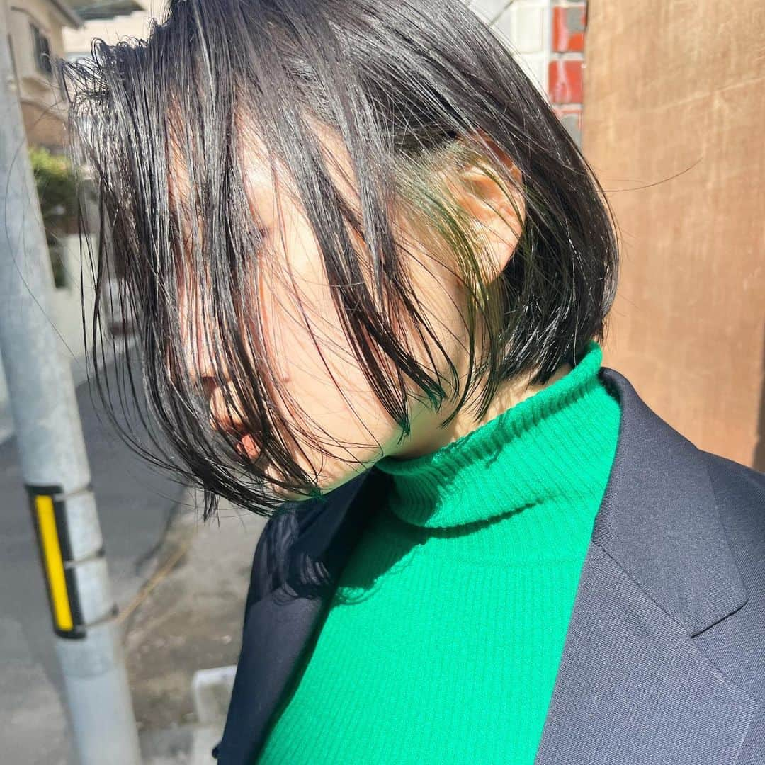 福元雄一郎さんのインスタグラム写真 - (福元雄一郎Instagram)「. 耳掛けした時に見えるgreen. ブリーチなし。 . Hair Yuichiro. . ◇ご予約はLINE予約で承っております🙆🏻‍♂️ クーポン、セットメニューもございます。 . . #ショートは福元まで . 髪質と骨格を見極めて、 一人一人に合わせたフィットあるヘアデザインを提案✨ 似合わせオーダーメイドカット＆カラーはお任せください✂︎🎨 ———————————————————————— 周りから褒められて、 簡単にスタイリング出来る ヘアデザインを提案します🥰 ◇小顔に見せたい。 ◇髪質も骨格もカバーしてほしい。 ◇丸顔でもシャープに見せたい方 ◇毛量がとんでもなく多くシュッと見せたい方 ◇癖で広がる ◇収まりが悪い ◇美容院に迷ってる ◇スタイリングが難しい ☆透明感あるカラーがしたい ☆艶感あるカラーがしたい ☆似合うカラーを見つけてほしい ☆暗いけど透けるカラーがしたい ☆ダメージを抑えたカラーがしたい . 独自のカットカラーで、多くの方々のお悩みを解消しています👌🏻✨ ———————————————————————— 髪の毛の悩み、切るのに不安がある方こそ！僕にご相談下さい☺️ . 是非僕に大切なヘアスタイルを 担当させて下さい✊🏻 ご予約心よりお待ちしております✨✨ . . . #LENC #lenc_hair #イロンナカタチ #福岡美容室 #大名美容室 #天神美容室 #福岡ショート#福岡ショートヘア#福岡カラー#福岡ヘアカラー#福岡ショートパーマ#福岡ショートカット#福岡耳掛けショート #福岡マッシュショート #福岡ショートボブ#福岡似合わせカット#福岡ヘアスタイル#福岡小顔カット#福岡ハンサムショート#福岡ボブ#福岡ミニボブ#福岡美容室求人 #天神美容室求人 #大名美容室求人#福岡アシスタント求人#福岡アシスタント求人#福岡美容師求人 #天神美容師求人 #大名美容師求人#福岡美容学生」7月20日 18時00分 - yuichiro0522