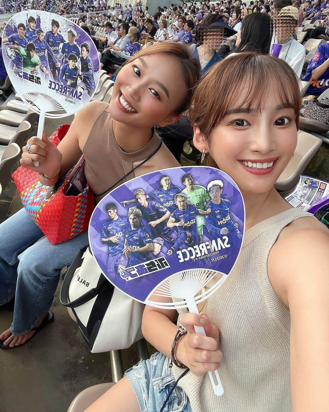 岩佐しおりのインスタグラム：「久しぶりのサンフレ観戦⚽️❤️引き分けだったけど最高に面白い試合だった✨ドキドキと興奮でめっちゃリコと叫んでた🤣普段は野球率高めだけどサッカーも今年はもっとたくさん行きたい🫰🏽たのしかったー♡スタジアム移転する前に行けて本当に良かった🥰そして明日からお盆までまたしばらく広島を離れます✈️  #広島 #サンフレ #サンフレッチェ #サッカー観戦 #サッカー #エディオンスタジアム #スポーツ観戦 #スポーツ女子 #⚽️」