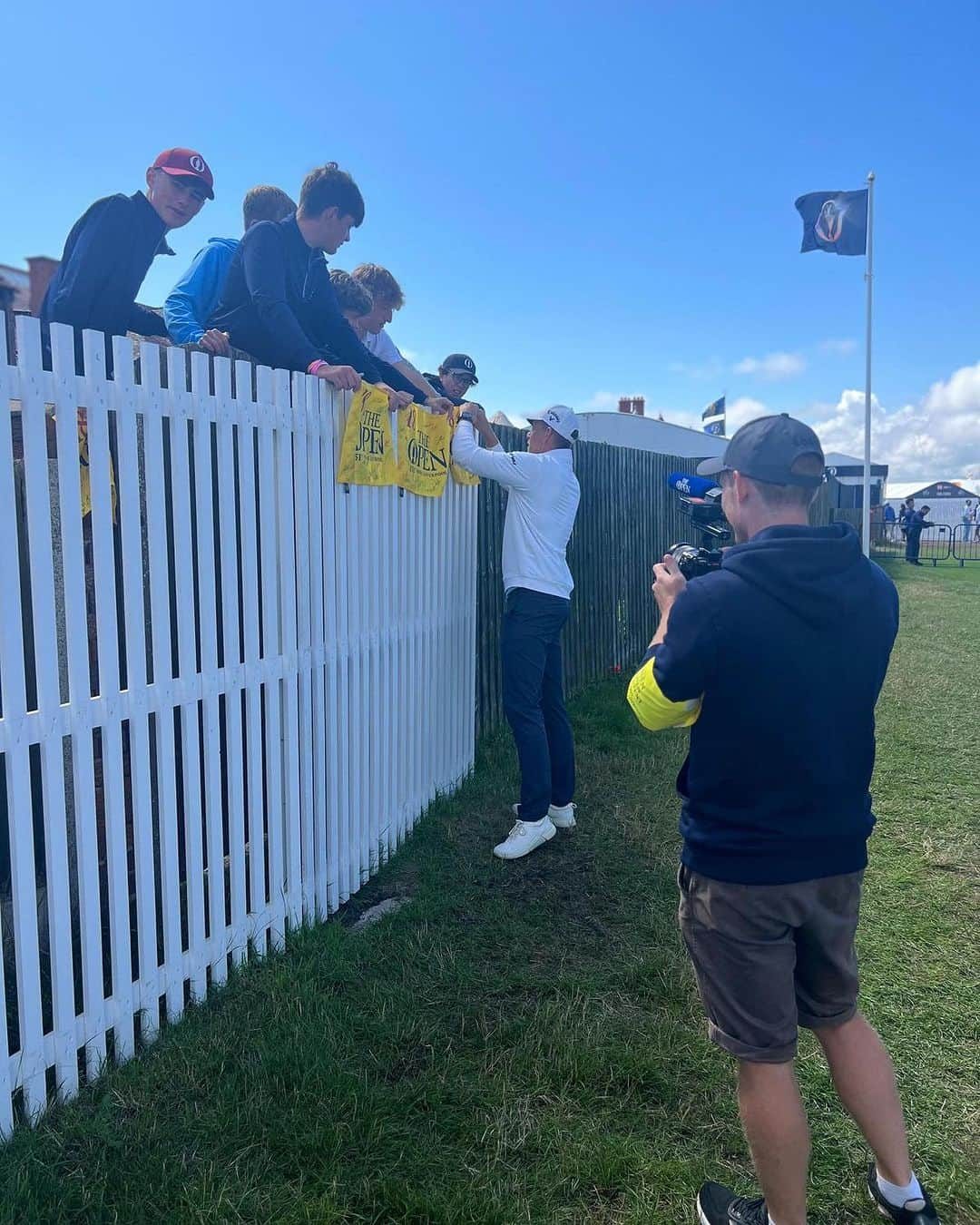 ヘンリク・ステンソンさんのインスタグラム写真 - (ヘンリク・ステンソンInstagram)「To celebrate the 151st Open Championship, we are giving away a signed flag from the 145th Open at Royal Troon from our captain, and 2016 Open Champion, @henrikstenson 🏆  To enter:  1. Like this post and tag 3 friends in the comments 2. Share this to your story tagging @majesticksgc  3. You must be following @majesticksgc   Good luck and the winner will be announced when play finishes tomorrow🫡」7月20日 18時03分 - henrikstenson