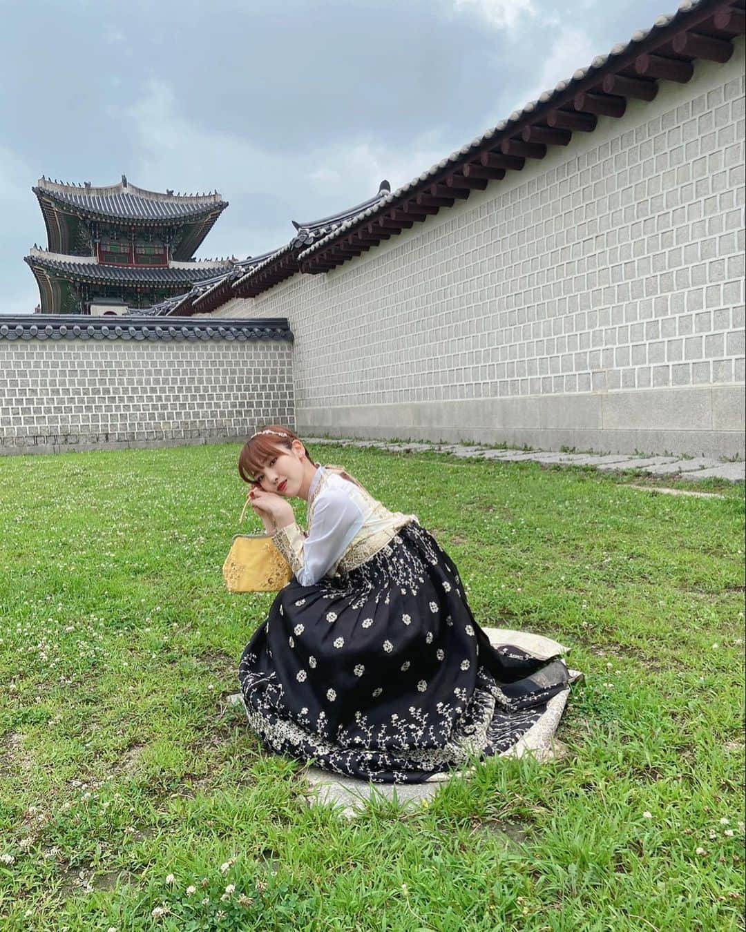 飯窪春菜のインスタグラム：「🇰🇷  チマチョゴリ写真。 載せようと思ってる写真や動画がたくさんあるけれどついつい遅くなっちゃうな🥺⬇️  黒と黄色ベースでハチさん意識しました🐝💓  #韓国旅行 #韓服 #チマチョゴリ」