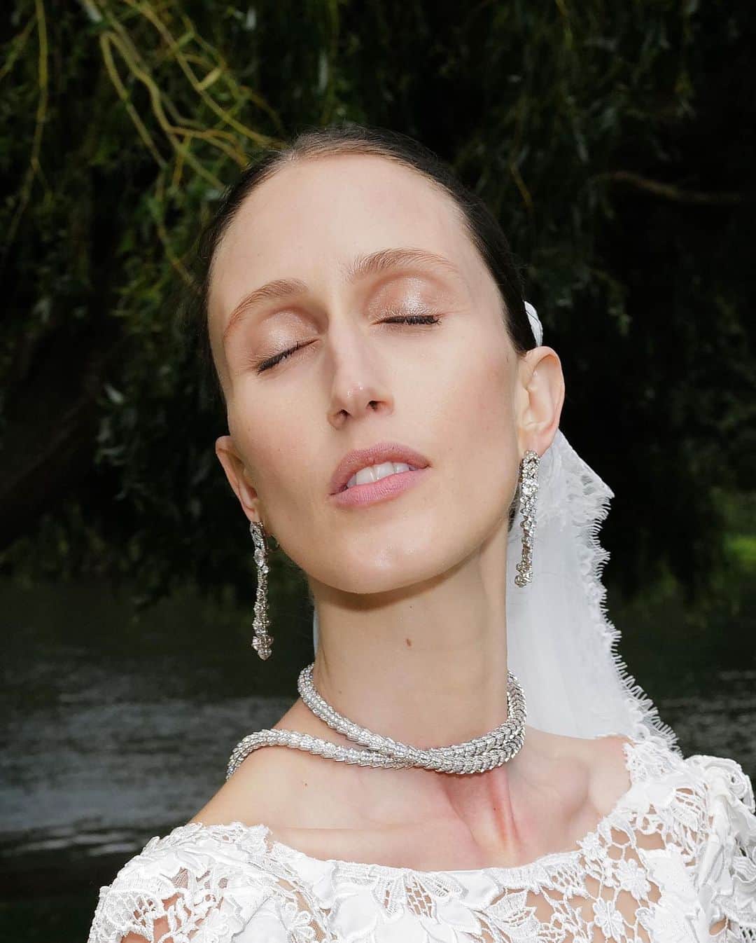 Lancôme Officialさんのインスタグラム写真 - (Lancôme OfficialInstagram)「The beautiful Anna Cleveland @anna_vrc stole breaths away in a mesmerizing nude makeup look on her wedding day. For the shining bride and her stunning mother @patcleveland, makeup artist Aurélie Payen @aureliepayenmakeup opted for fairytale-like, whimsical glams to match the wedding’s dreamy energy. Congratulations to the happy couple!  Photographer: @darren_gerrish #Lancome #WeddingMakeup #AnnaCleveland #PatCleveland」7月20日 18時04分 - lancomeofficial