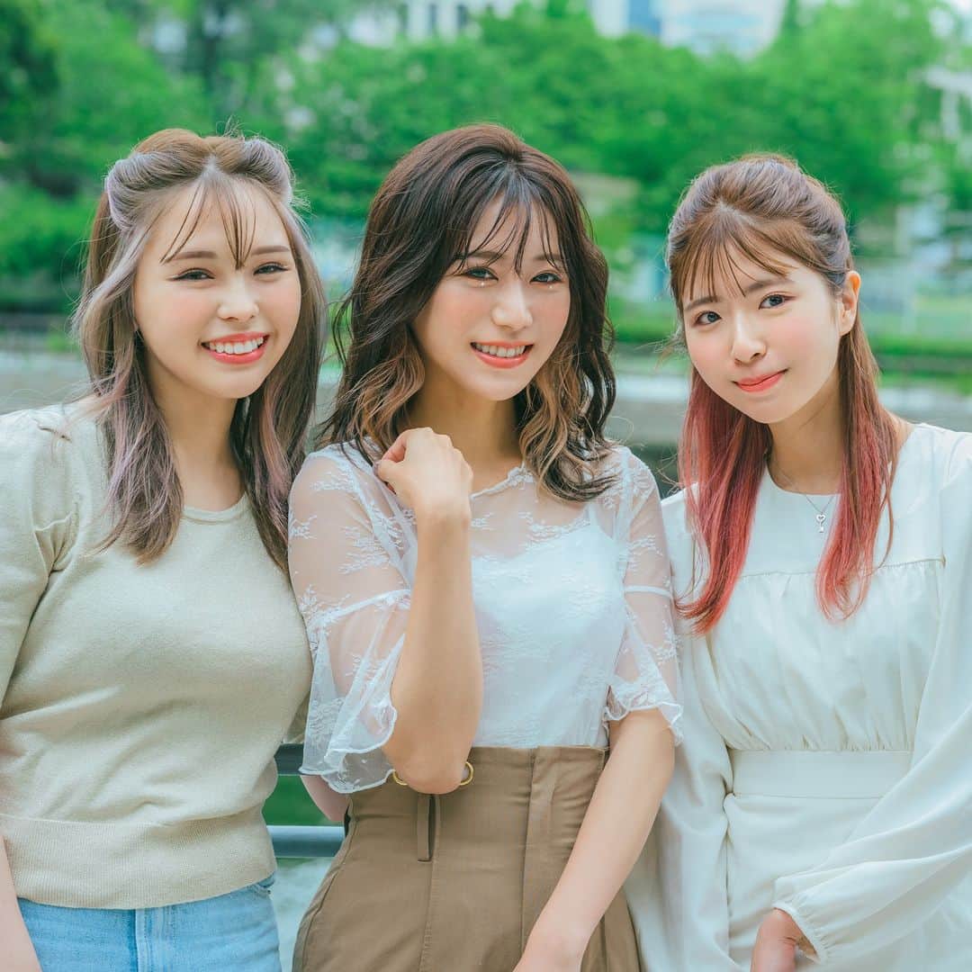 Rayのインスタグラム：「Ray公式インフルエンサーの めいちょん、anna、きいたんが ダメージレスを追求した【#got2b】を使って、 セルフで流行のインナーカラーに挑戦したよ！ ヘアカラーにあわせたメイクのポイントも Web記事で詳しく紹介してるよ！ ハイトーンなのに切れにくい！ 詳細は @ray.magazine のプロフィールの リンクからチェックしてね！  #セルフカラー #インナーカラー #pr」