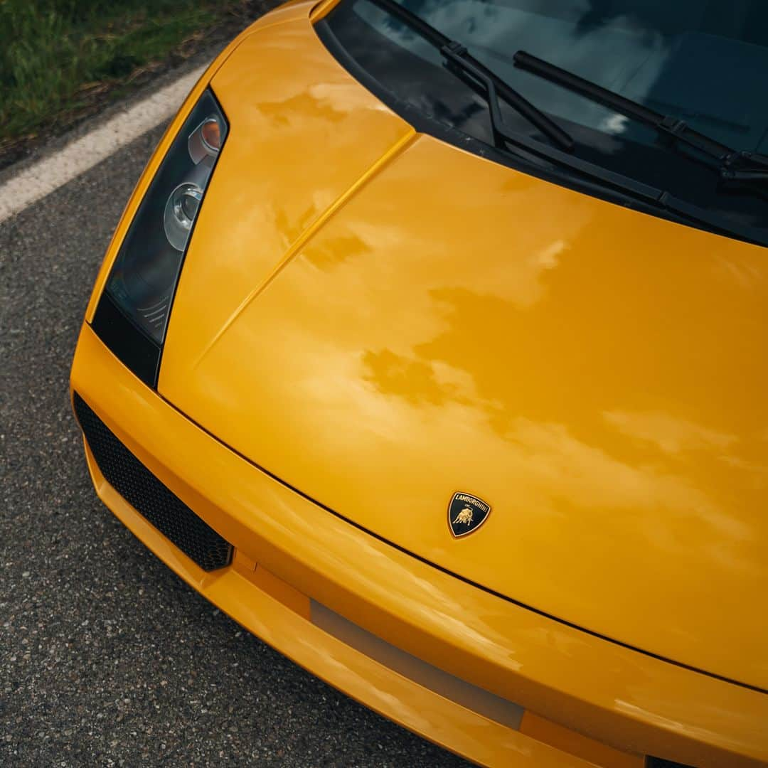 ランボルギーニさんのインスタグラム写真 - (ランボルギーニInstagram)「It may have been called “baby Lambo”, but it left a big mark on our history. It was the first Lamborghini with a V10 engine, and one of the first whose aerodynamics were inspired by aeronautics. But most of all, it was a Super Sports Car so fun to drive, so sporty and so incredibly sleek. It became an instantly recognizable legend on our roster. A masterpiece of space and style. Ladies and gentlemen, this year is Lamborghini Gallardo’s 20th anniversary.  #Lamborghini #Gallardo」7月20日 18時05分 - lamborghini