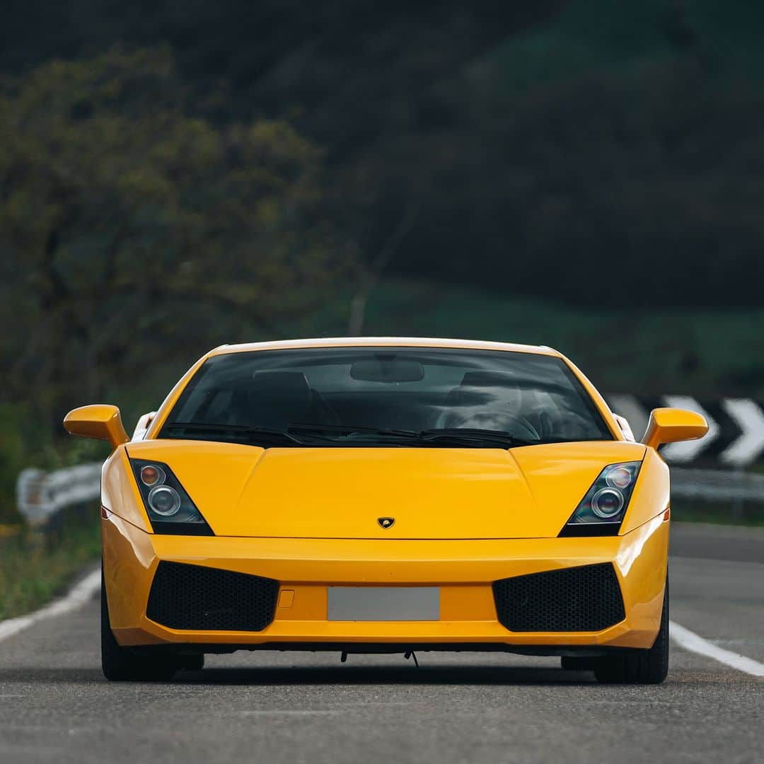 ランボルギーニさんのインスタグラム写真 - (ランボルギーニInstagram)「It may have been called “baby Lambo”, but it left a big mark on our history. It was the first Lamborghini with a V10 engine, and one of the first whose aerodynamics were inspired by aeronautics. But most of all, it was a Super Sports Car so fun to drive, so sporty and so incredibly sleek. It became an instantly recognizable legend on our roster. A masterpiece of space and style. Ladies and gentlemen, this year is Lamborghini Gallardo’s 20th anniversary.  #Lamborghini #Gallardo」7月20日 18時05分 - lamborghini