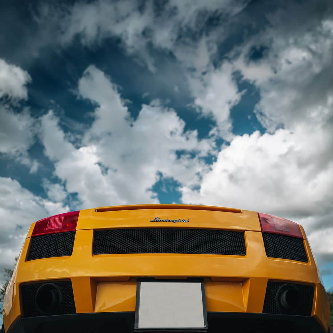 ランボルギーニさんのインスタグラム写真 - (ランボルギーニInstagram)「It may have been called “baby Lambo”, but it left a big mark on our history. It was the first Lamborghini with a V10 engine, and one of the first whose aerodynamics were inspired by aeronautics. But most of all, it was a Super Sports Car so fun to drive, so sporty and so incredibly sleek. It became an instantly recognizable legend on our roster. A masterpiece of space and style. Ladies and gentlemen, this year is Lamborghini Gallardo’s 20th anniversary.  #Lamborghini #Gallardo」7月20日 18時05分 - lamborghini