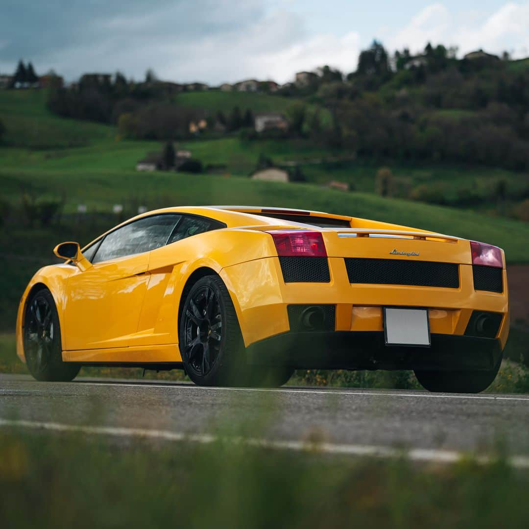 ランボルギーニさんのインスタグラム写真 - (ランボルギーニInstagram)「It may have been called “baby Lambo”, but it left a big mark on our history. It was the first Lamborghini with a V10 engine, and one of the first whose aerodynamics were inspired by aeronautics. But most of all, it was a Super Sports Car so fun to drive, so sporty and so incredibly sleek. It became an instantly recognizable legend on our roster. A masterpiece of space and style. Ladies and gentlemen, this year is Lamborghini Gallardo’s 20th anniversary.  #Lamborghini #Gallardo」7月20日 18時05分 - lamborghini