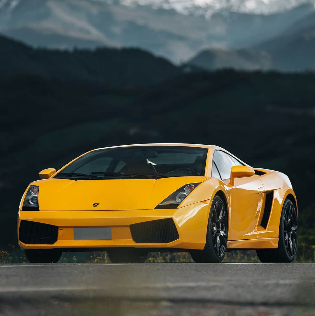 ランボルギーニのインスタグラム：「It may have been called “baby Lambo”, but it left a big mark on our history. It was the first Lamborghini with a V10 engine, and one of the first whose aerodynamics were inspired by aeronautics. But most of all, it was a Super Sports Car so fun to drive, so sporty and so incredibly sleek. It became an instantly recognizable legend on our roster. A masterpiece of space and style. Ladies and gentlemen, this year is Lamborghini Gallardo’s 20th anniversary.  #Lamborghini #Gallardo」