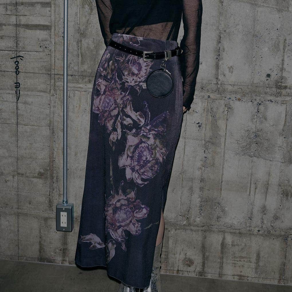 Ameri vintageさんのインスタグラム写真 - (Ameri vintageInstagram)「DRY FLOWER VELOUR SKIRT  (col. BLK / BEG / GRY) ー7.21(Fri) in stock.  ドライフラワー柄がポイントのベロアカットソーのスカート。花柄を大胆にあしらったAMERIらしいインパクトのある一着。  #ameri #amerivintage #ameri2023autumnwinter  #shopping #fashion  #japan #skirt」7月20日 18時15分 - amerivintage
