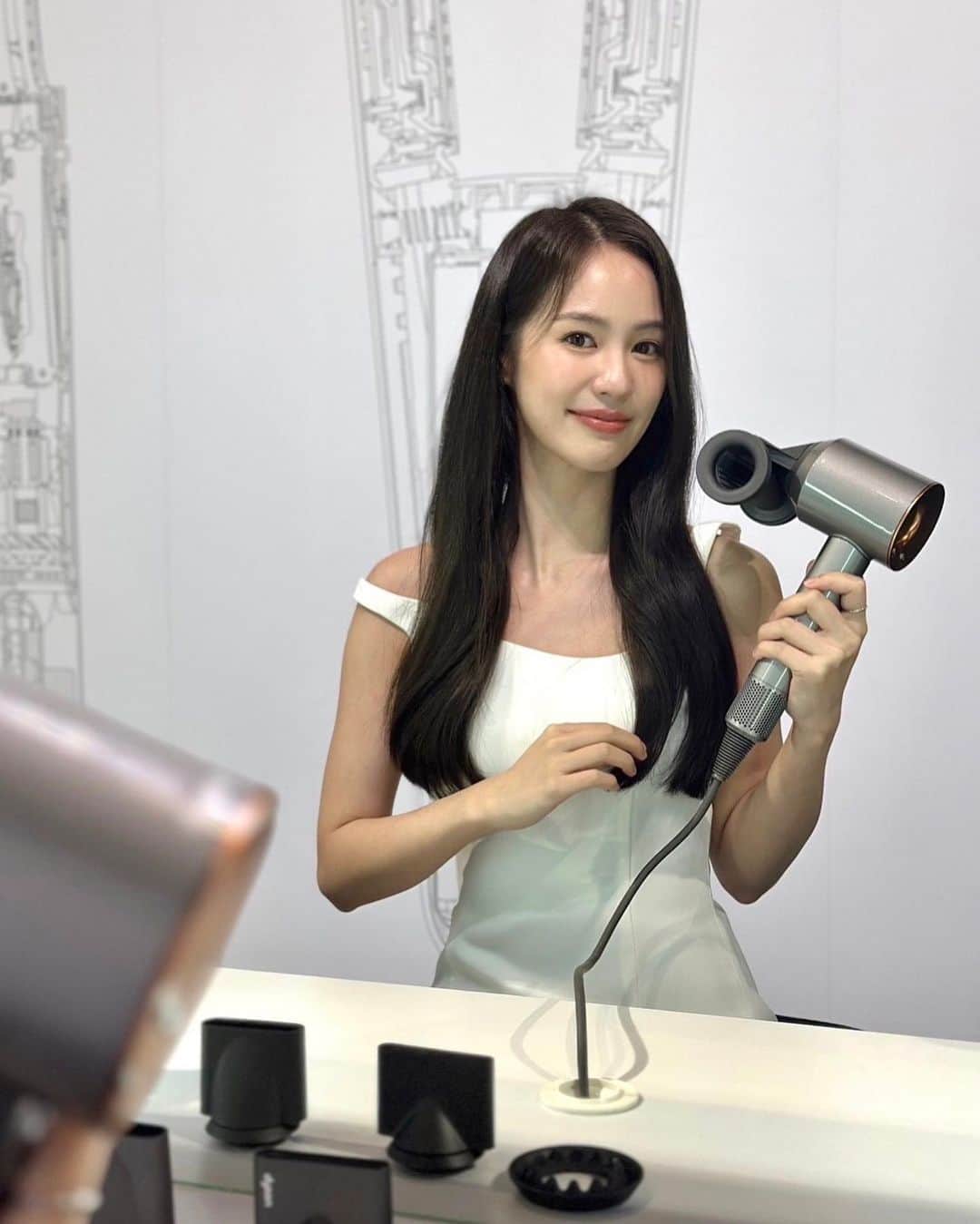 PIMTHAのインスタグラム：「So wow with dyson new attachment that can blow dry and styling at the same time! 💆🏻‍♀️✨ Got me good hair day everyday! with favourite item @dyson_th  #DysonTH #DysonHair #DysonSupersonicTH」