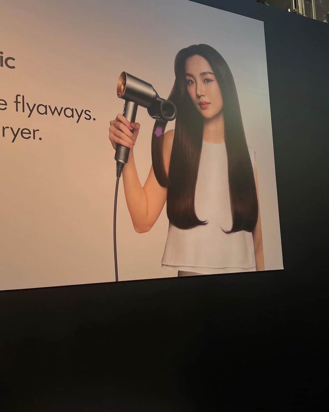 PIMTHAさんのインスタグラム写真 - (PIMTHAInstagram)「So wow with dyson new attachment that can blow dry and styling at the same time! 💆🏻‍♀️✨ Got me good hair day everyday! with favourite item @dyson_th  #DysonTH #DysonHair #DysonSupersonicTH」7月20日 18時09分 - pimtha