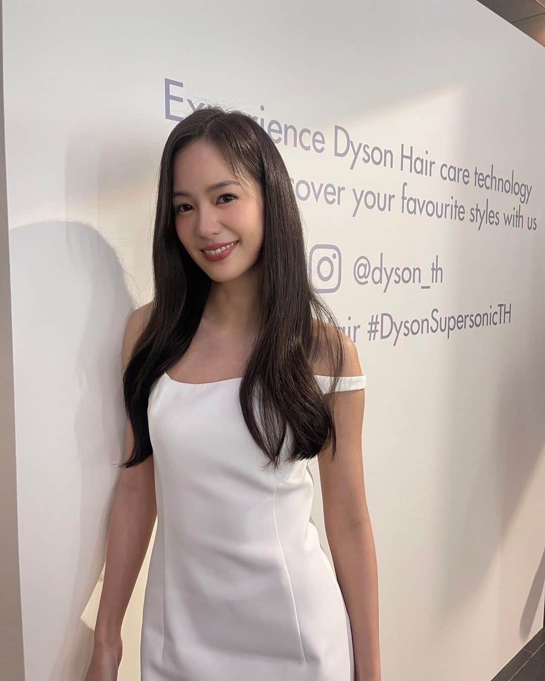 PIMTHAさんのインスタグラム写真 - (PIMTHAInstagram)「So wow with dyson new attachment that can blow dry and styling at the same time! 💆🏻‍♀️✨ Got me good hair day everyday! with favourite item @dyson_th  #DysonTH #DysonHair #DysonSupersonicTH」7月20日 18時09分 - pimtha