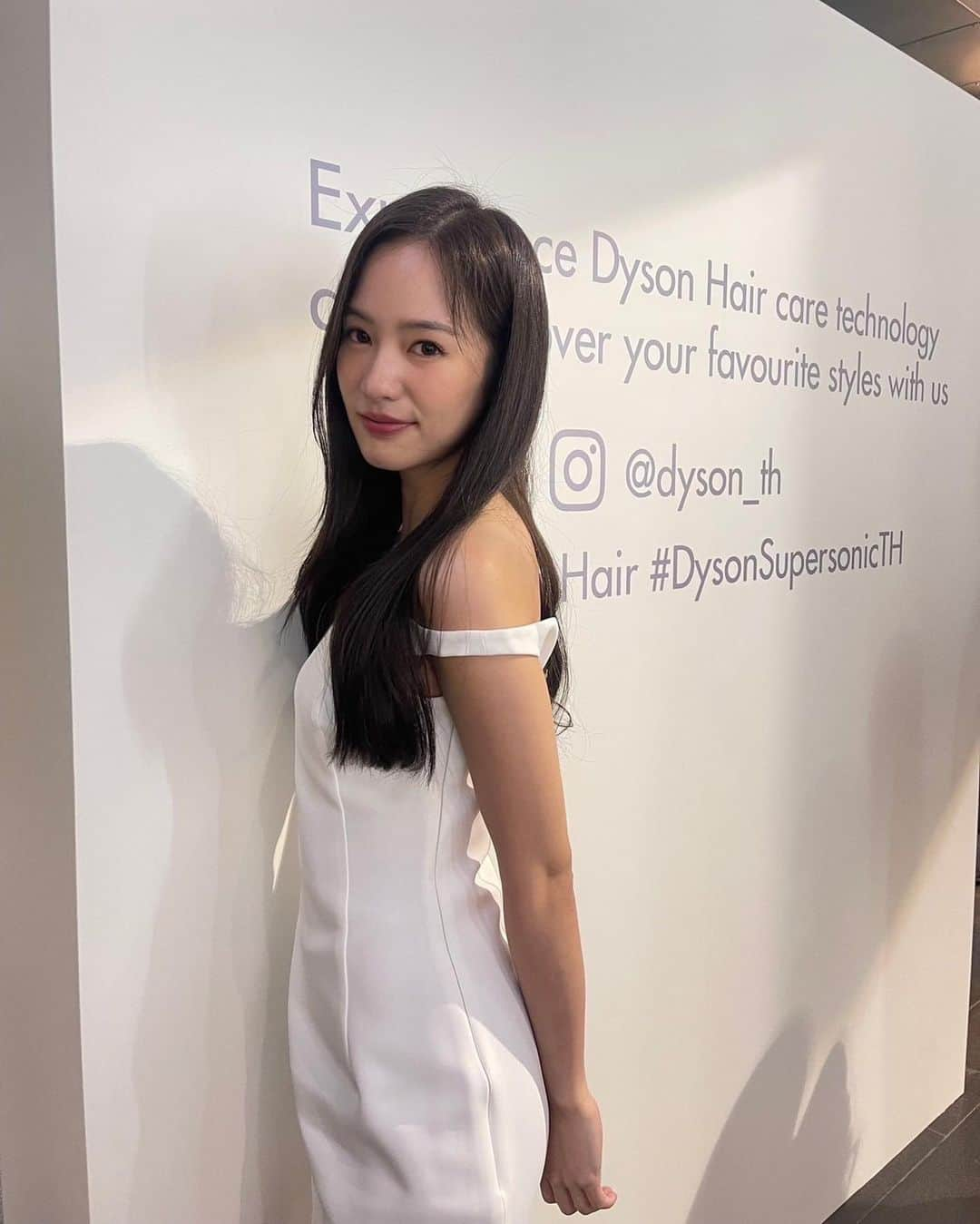 PIMTHAさんのインスタグラム写真 - (PIMTHAInstagram)「So wow with dyson new attachment that can blow dry and styling at the same time! 💆🏻‍♀️✨ Got me good hair day everyday! with favourite item @dyson_th  #DysonTH #DysonHair #DysonSupersonicTH」7月20日 18時09分 - pimtha