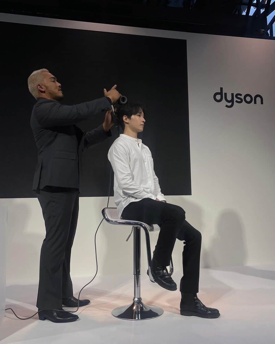 PIMTHAさんのインスタグラム写真 - (PIMTHAInstagram)「So wow with dyson new attachment that can blow dry and styling at the same time! 💆🏻‍♀️✨ Got me good hair day everyday! with favourite item @dyson_th  #DysonTH #DysonHair #DysonSupersonicTH」7月20日 18時09分 - pimtha