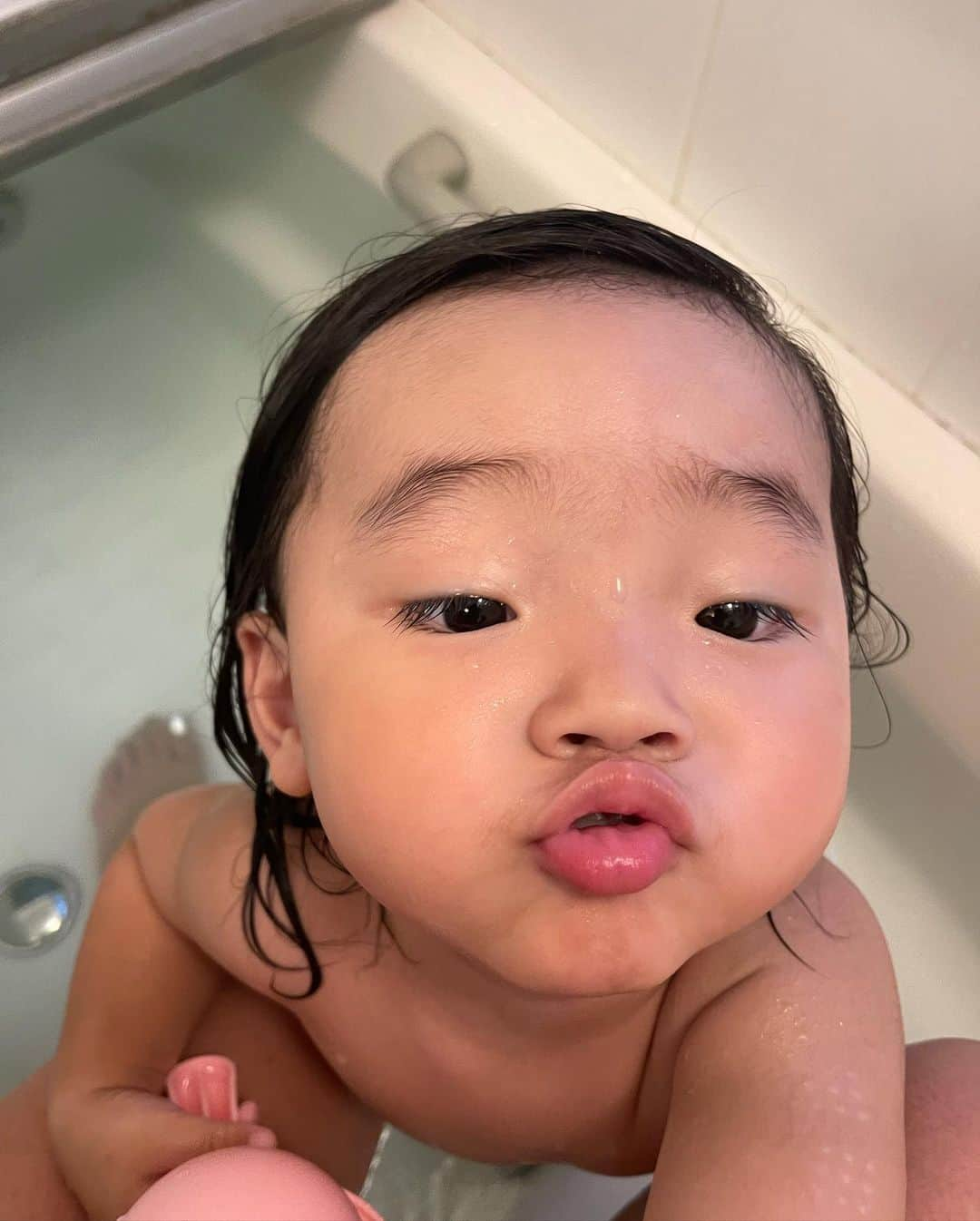 Rimiさんのインスタグラム写真 - (RimiInstagram)「年子育児のお風呂事情🛁  いろんな方から質問頂いたので自分なりにまとめてみた😊 私も悩んだからとっても気持ちわかる🥹 探しても説明はないから私なりに試行錯誤の結果を載せます。 私は専門家じゃ無いし、 この方法が全てのお子様に合うかはわからないし、 やり方も正解ってないから あくまで私の場合、私の子供達の場合って感じなので、 それぞれのお子様に合うやり方探してみてください☺️ 参考程度に載せます🤍  文章が長くなるので画像にまとめました！ 5枚目、6枚目をご覧ください。  #年子育児#年子#兄妹#お風呂事情#お風呂#年子お風呂#育児#育児奮闘記#新米ママ#プレママ#0歳#1歳#年子育児奮闘記#7ヶ月#1歳6ヶ月」7月20日 18時16分 - rimitmi1020