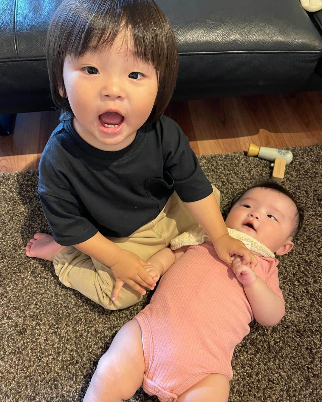 Rimiのインスタグラム：「年子育児のお風呂事情🛁  いろんな方から質問頂いたので自分なりにまとめてみた😊 私も悩んだからとっても気持ちわかる🥹 探しても説明はないから私なりに試行錯誤の結果を載せます。 私は専門家じゃ無いし、 この方法が全てのお子様に合うかはわからないし、 やり方も正解ってないから あくまで私の場合、私の子供達の場合って感じなので、 それぞれのお子様に合うやり方探してみてください☺️ 参考程度に載せます🤍  文章が長くなるので画像にまとめました！ 5枚目、6枚目をご覧ください。  #年子育児#年子#兄妹#お風呂事情#お風呂#年子お風呂#育児#育児奮闘記#新米ママ#プレママ#0歳#1歳#年子育児奮闘記#7ヶ月#1歳6ヶ月」
