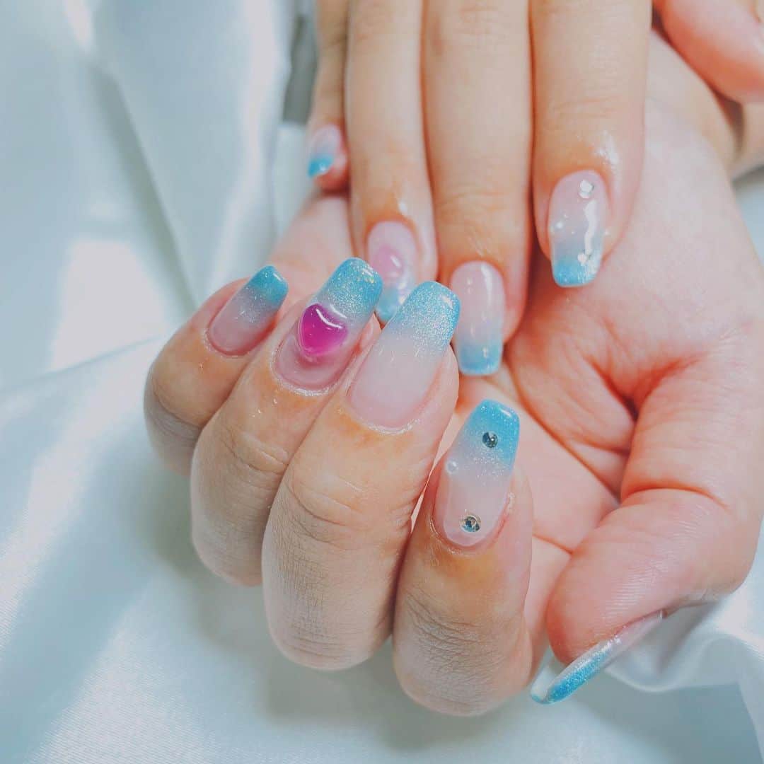 藤田早希のインスタグラム：「夏のワンホンネイル🩵🪼. . ☆☆☆☆☆☆☆☆☆☆☆☆☆☆☆☆☆☆☆☆☆☆☆. .  Summer one-hong nails 🩵🪼. .  여름 원폰네일🩵🪼. . ☆☆☆☆☆☆☆☆☆☆☆☆☆☆☆☆☆☆☆☆☆☆☆. . . . #アイスブルーネイル #夏ネイル #ワンホンネイル #マグネットネイル #🩵🫶🏻 #グラデーションネイル . . . .」