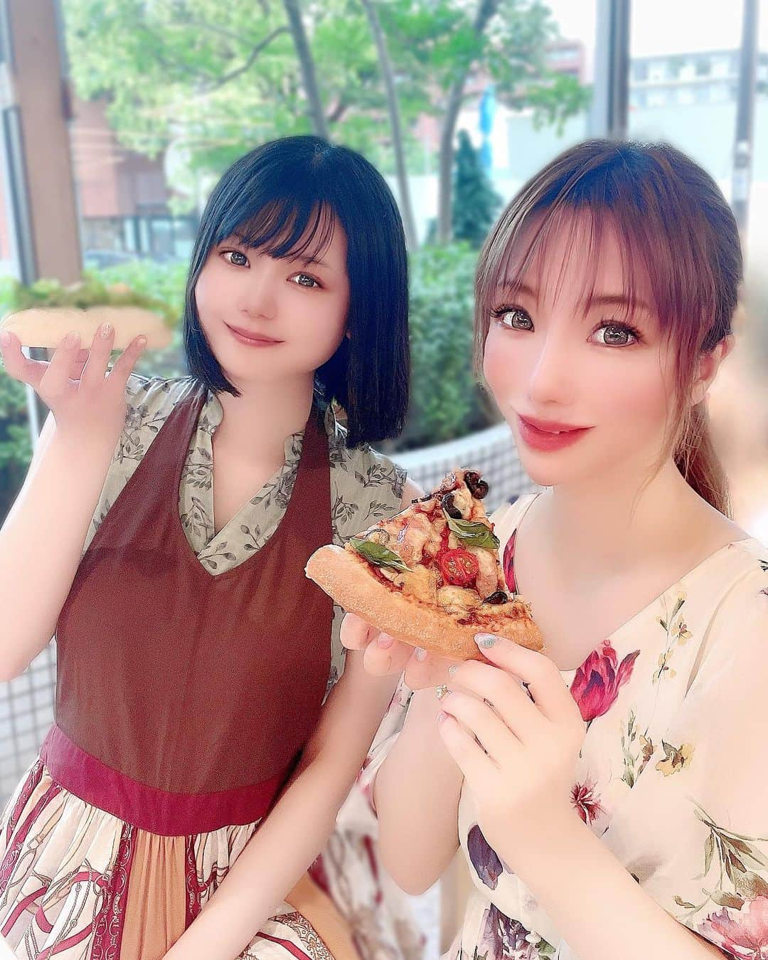 明星優花さんのインスタグラム写真 - (明星優花Instagram)「めるたんと❤️ 手作りぱんむしゃむしゃ🥴  #ピザ #マルゲリータ #美味しい #パン #パン作り #パン作り好きな人と繋がりたい  #手作り #手作りパン #料理 #美女 #可愛いネイル  #女子会  #女子会最高 #女子力 #女子力アップ  #女子力向上委員会  #女子力高め  #女子力あげたい  #インスタ女子 #インスタグルメ #インスタグラマー #インスタ映えカフェ  #インフルエンサー #インフルエンサー募集  #TikTok #女社長 #女性起業家」7月20日 18時11分 - yuka1219yuka