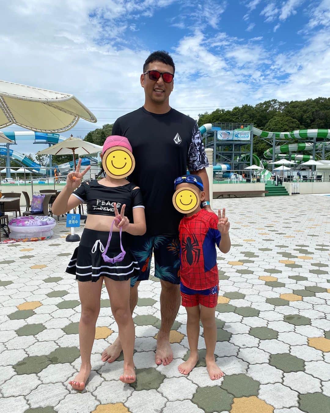 相沢紗世のインスタグラム：「昨日はパパと1年振りのプール☀️空いてたのでウォータースライダー乗り放題でした❣️」