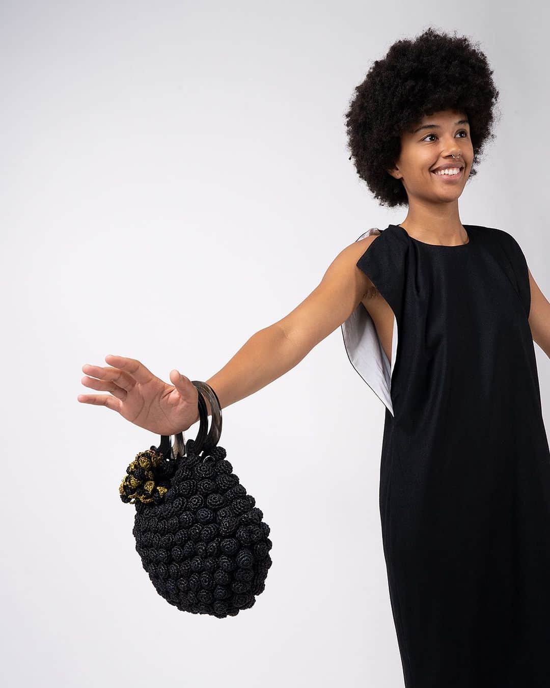 ジャマンピュエッシュのインスタグラム：「Kalamuska bag inspired by a bunch of black grapes is a perfect accessory to wear during wine degustation 🍷 #jaminpuech #raffiabag #uniquebag #winelover」