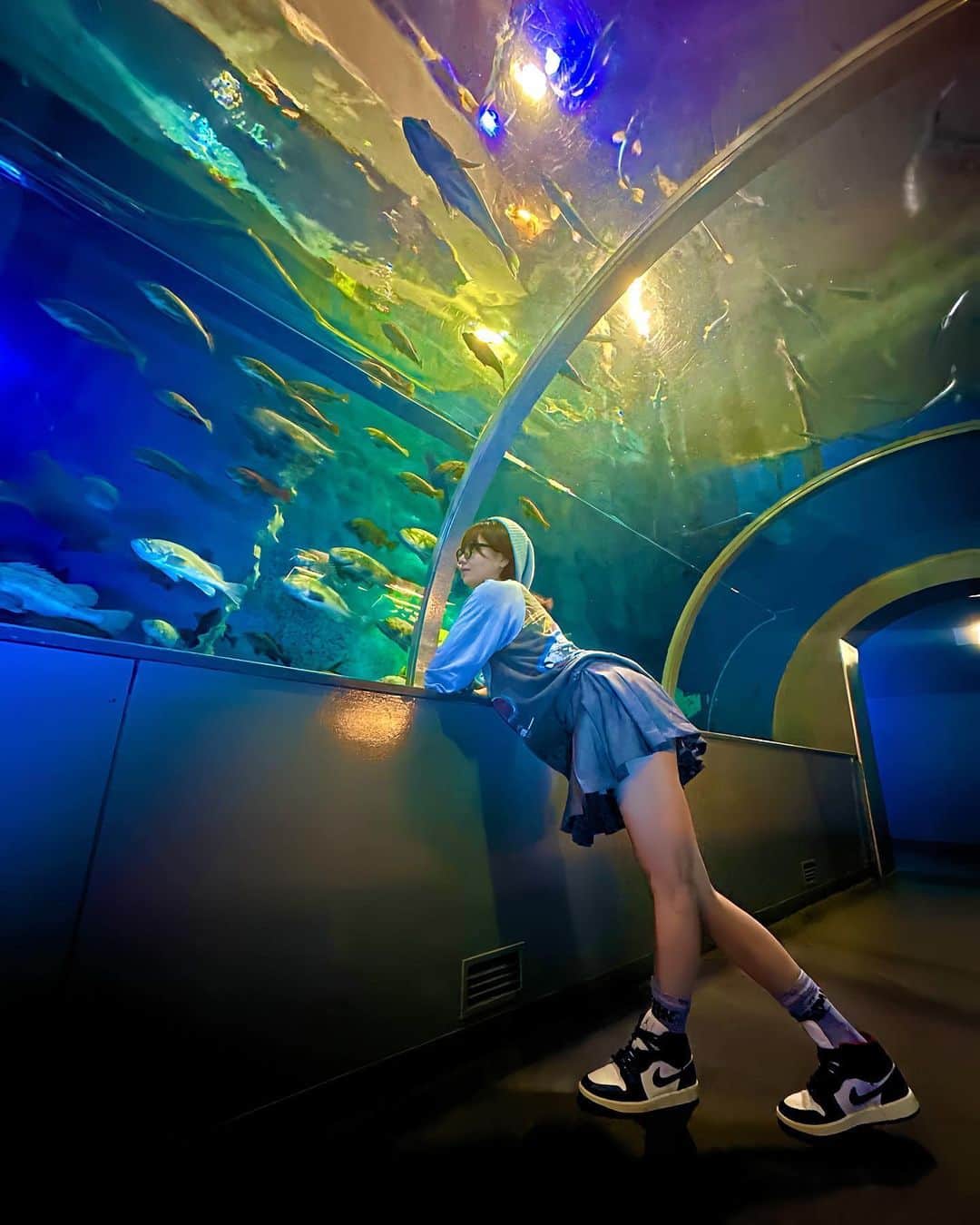 みなみゆずのインスタグラム：「. aquarium 🐠🐡🐬♡ チャームポイントはJAWSの靴下🧦🦈 .」