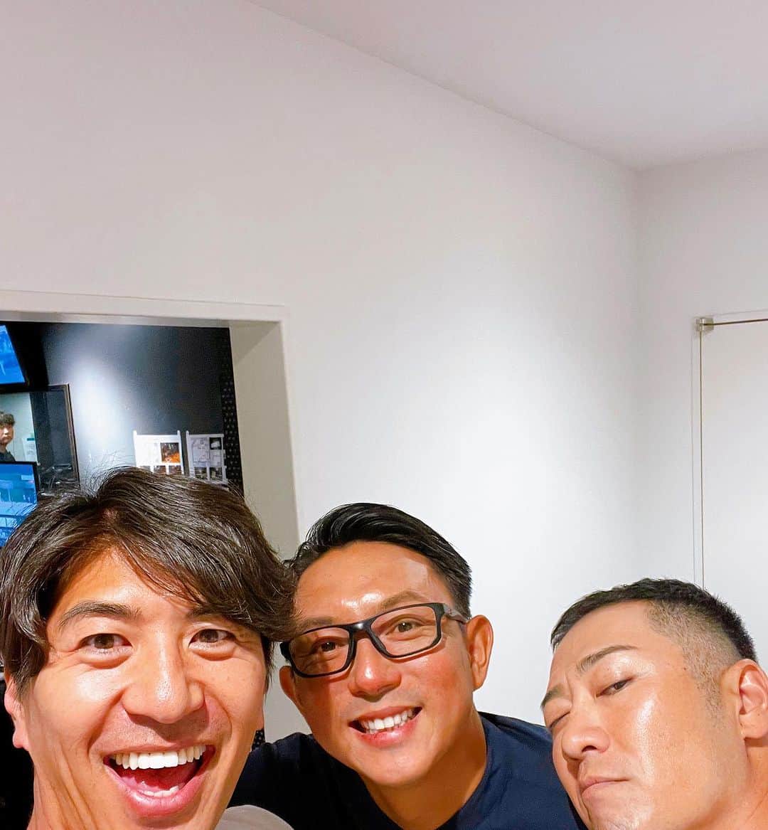 田中大貴のインスタグラム：「隣のスタジオにムネくんツヨシくん🎙 ABEMA大相撲とプロ野球オールスターの中継スタジオはお隣です笑。」