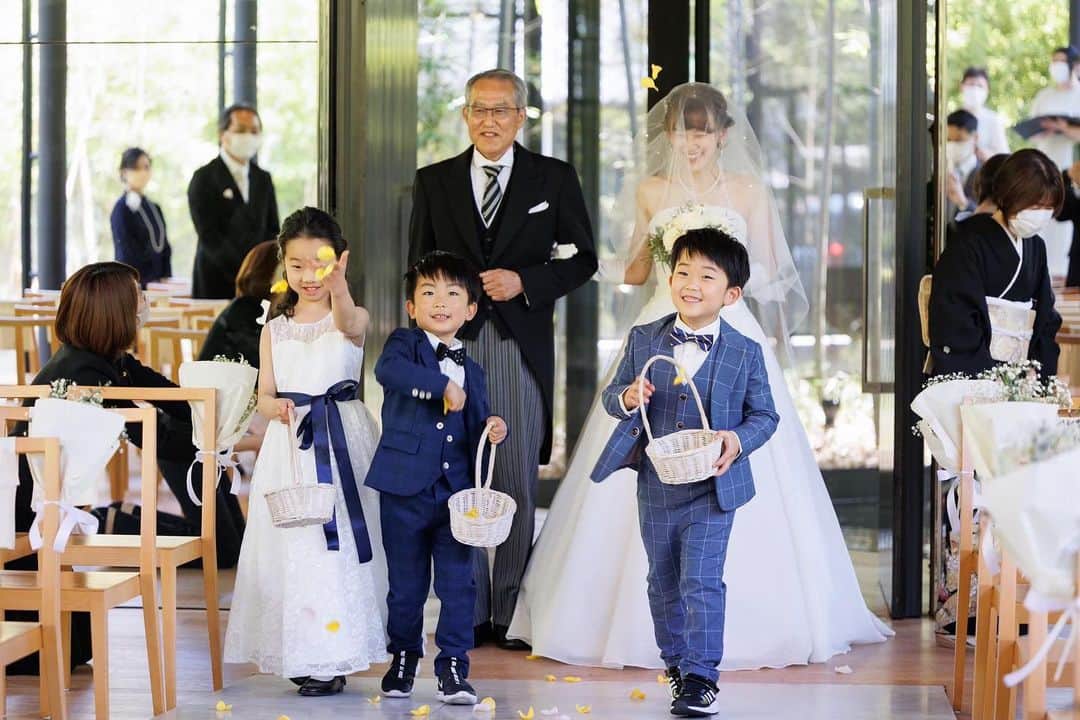 ガーデンテラス宮崎ホテル＆リゾートのインスタグラム：「. . 本日は【挙式演出】のご紹介です💒 . 神前式、人前式、教会式など様々なスタイルから選べる挙式 . その中でも挙式の演出として、お二人ならではのことをしてみるのも、きっと素敵な思い出になります😌 . 1枚目は【フラワーボーイ/ガール】のお手伝い🌼 花嫁が歩くバージンロードを花びらで華やかにしてくれます . 2枚目は【チャペルムービー】の映像上映🎞️ お2人のこれまでの人生、生まれた時から今までのお写真を使って、日頃伝えられない思いを音楽と共にカタチにしてみるのも素敵ですね！ . 3枚目は【ジャケットセレモニー】👔 ジャケットを羽織るという新郎様の最後の身支度 大切な方にお手伝いいただきましょう❤️ . 4枚目は【ベールダウン】👰🏻‍♀️ 魔除けの意味も込めて、幸せになってねの意味も込めて、大切な方にベールを下ろしていただきましょう✨ . 5枚目は【リングボーイ/ガール】のお手伝い💍 お二人の永遠の証である指輪を運んできてもらうセレモニー きっとゲストの方もとても喜ばれる演出ですね📸 . 大切な家族、友人、お子様、お世話になった方々に大切な挙式の一瞬をお手伝いいただくのもとても素敵ですね♩ . ⇩当式場見学予約はこちらより⇩ @garden_terrace_miyazaki  . #挙式 #挙式演出 #挙式レポ #プレ花嫁 #プレ花嫁さんと繋がりたい #ブライダルフォト #披露宴 #披露宴レポ #卒花嫁レポ #ガーデンテラス宮崎 #ガーデンテラス宮崎ホテルアンドリゾート #宮崎 #宮崎ウェディング #結婚式 #新郎新婦 #ブライダル #宮崎プレ花嫁 #ウェディングフォト #ヘアメイク #ウェディングドレス #隈研吾 #隈研吾デザイン #隈研吾建築 #gardenterracemiyazaki #wedding #weddingdress #weddingphotography #weddingmakeup #bridal」