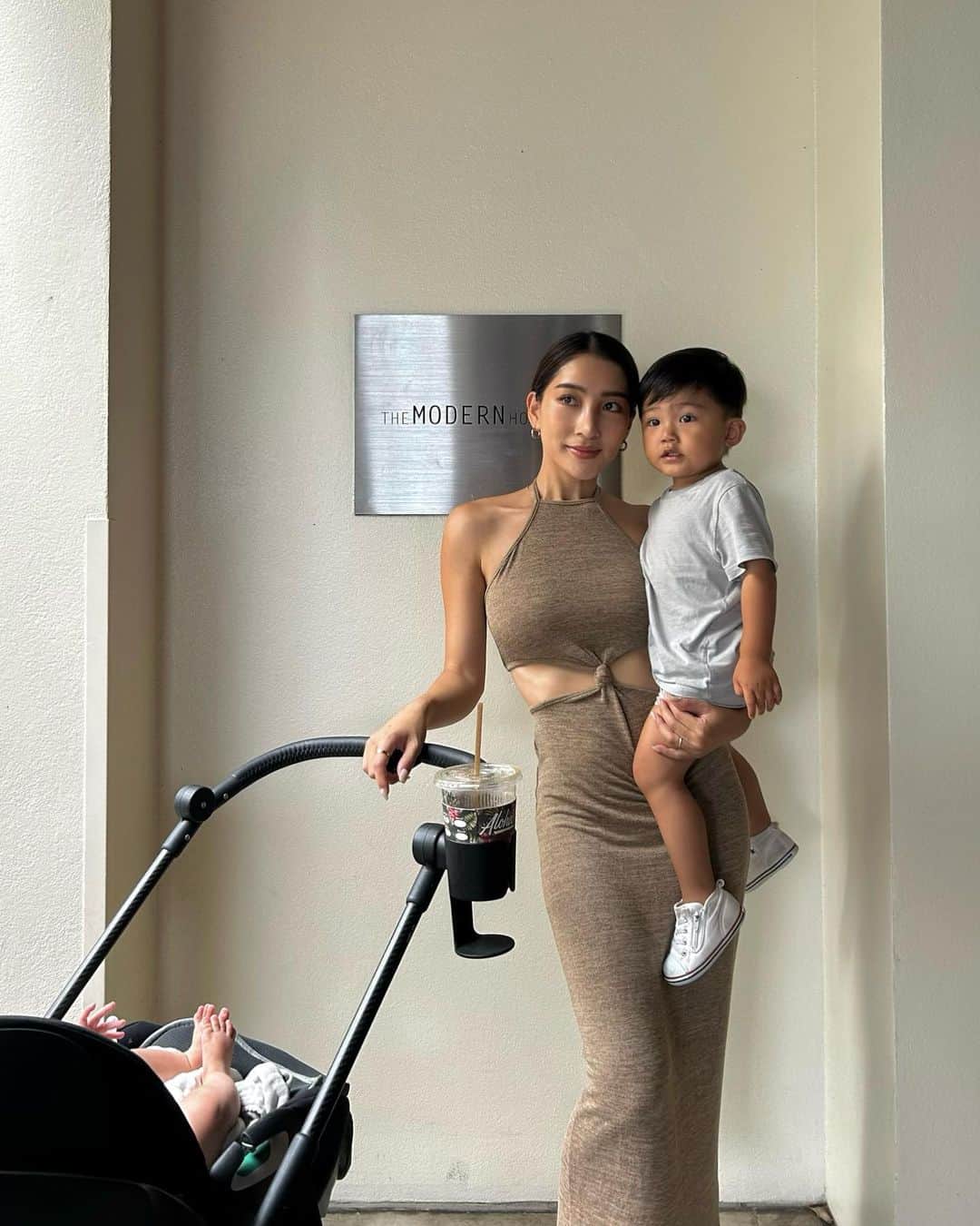 のインスタグラム：「今日の私たち🐒  じっと出来ない2歳児とまともに撮れたレア写真☺️🫰🏼  3枚目の表情がお気に入り👦🏻🤍  #mylove #family」