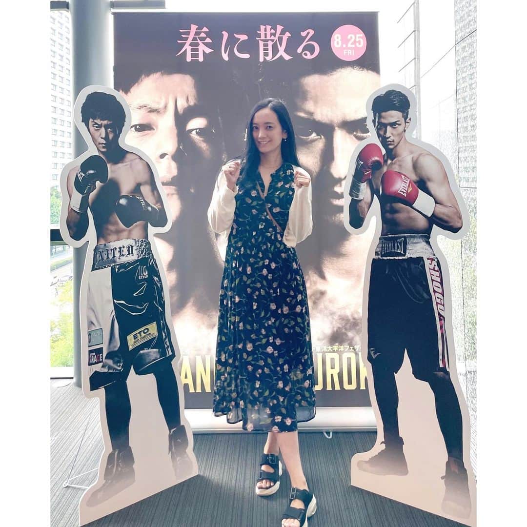 脊山麻理子のインスタグラム：「映画「春に散る」の完成披露試写会舞台挨拶にご招待頂き行ってきました♡横浜流星さんカッコ良かったあ！内山高志さんにボクシング指導して貰い、プロテストにも合格されたそおで、ボクシングシーンは迫力満点でした！今までのクールなお兄さんな印象がかわる熱い役♡横浜選手のリアルな試合も観てみたいな♡ど真ん中の、青春スポ根映画♡ボクシング始めたくなりました🥊2023の夏8.25公開です♡ #春に散る #青春スポ根映画 #ボクシング」