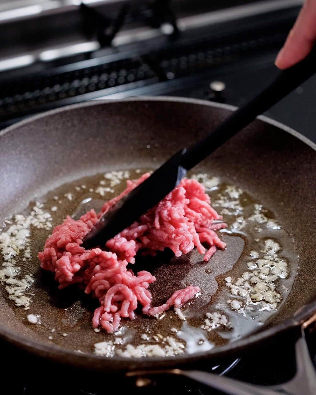 Ryogoさんのインスタグラム写真 - (RyogoInstagram)「🍝 合挽き肉とししとうで和風パスタ。 ⁡ これパスタだけに留まらず、ご飯のお供にもいけそうな(たぶんいける)甘辛の味付けが最高です🫠 ⁡ 仕上げの粉山椒はたっぷりがおすすめ。 ⁡ ——————————— ⁡ ✱ 今日のパスタ 『ひき肉とししとうの甘辛パスタ』 ⁡ ⋈ 材料(1人前) パスタ　80g 合挽き肉　80g ししとう（輪切り）4本 にんにく（みじん切り）1かけ オリーブオイル　大さじ1 ☆醤油　小さじ2 ☆みりん　小さじ2 ☆砂糖　小さじ1 山椒　適量 塩　適量 ⁡ ⋈ 作り方 1.フライパンにオリーブオイルとにんにくを入れて弱火で香りを移していきます。 2. 沸騰したお湯の中に塩を入れてパスタを茹で始めます。 3. にんにくの香りがしてきたらひき肉を加えて炒めます。 4. ひき肉の色が変わったら、ししとうを加えてサッと炒め合わせます。 5. 次に☆と茹で汁（お玉1/2~1杯程度）を加えてソースを整えます。 6.茹で上がったパスタをフライパンに入れて素早く混ぜ合わせます。 7. お皿に盛り付けたら、仕上げに山椒をトッピングして完成です。 ⁡ ⋈ 詳しくはHPでご紹介 https://binanpasta.com/mincedmeatshishitojapanesepasta/ ⁡ *プロフィール(@binanpasta )からアクセスできます。←愛用アイテム一覧もあります。 ⁡ ✱「BINANPASTAのレシピを参考に作ったよ」という方は、ぜひ @binanpasta をタグ付けして写真を投稿してください。TwitterやThreadsも大歓迎👏👏 ⁡ -——————————— ⁡ ▹YouTube 2チャンネルあります。チャンネル登録してね🍳 ・まかない食堂 ・BINANPASTA ⁡ ▹レシピサイト(BINANPASTA) 約700種類のパスタレシピを無料で公開しています🍝 *プロフィール(@binanpasta )からも飛べます。 ⁡ #BINANPASTA #パスタレシピ #私のおうちパスタ  ⁡ -——————————— ⁡ #パスタ #料理 #レシピ #簡単レシピ #ひき肉 #ししとう #おうちごはん #フーディーテーブル」7月20日 18時33分 - binanpasta
