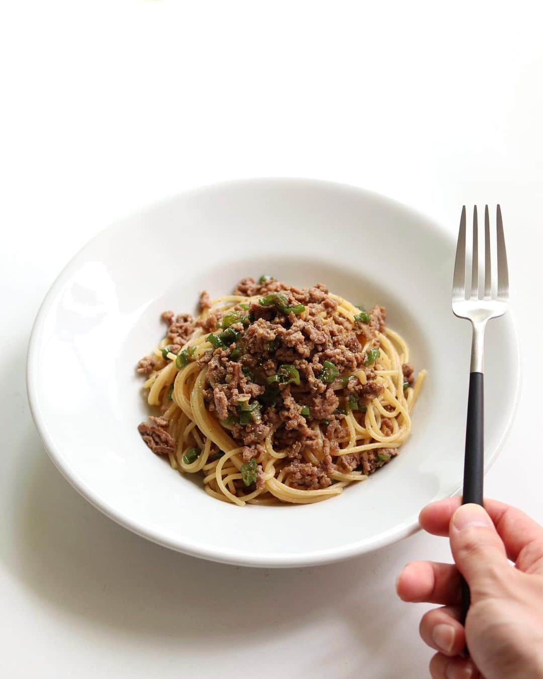 Ryogoのインスタグラム：「🍝 合挽き肉とししとうで和風パスタ。 ⁡ これパスタだけに留まらず、ご飯のお供にもいけそうな(たぶんいける)甘辛の味付けが最高です🫠 ⁡ 仕上げの粉山椒はたっぷりがおすすめ。 ⁡ ——————————— ⁡ ✱ 今日のパスタ 『ひき肉とししとうの甘辛パスタ』 ⁡ ⋈ 材料(1人前) パスタ　80g 合挽き肉　80g ししとう（輪切り）4本 にんにく（みじん切り）1かけ オリーブオイル　大さじ1 ☆醤油　小さじ2 ☆みりん　小さじ2 ☆砂糖　小さじ1 山椒　適量 塩　適量 ⁡ ⋈ 作り方 1.フライパンにオリーブオイルとにんにくを入れて弱火で香りを移していきます。 2. 沸騰したお湯の中に塩を入れてパスタを茹で始めます。 3. にんにくの香りがしてきたらひき肉を加えて炒めます。 4. ひき肉の色が変わったら、ししとうを加えてサッと炒め合わせます。 5. 次に☆と茹で汁（お玉1/2~1杯程度）を加えてソースを整えます。 6.茹で上がったパスタをフライパンに入れて素早く混ぜ合わせます。 7. お皿に盛り付けたら、仕上げに山椒をトッピングして完成です。 ⁡ ⋈ 詳しくはHPでご紹介 https://binanpasta.com/mincedmeatshishitojapanesepasta/ ⁡ *プロフィール(@binanpasta )からアクセスできます。←愛用アイテム一覧もあります。 ⁡ ✱「BINANPASTAのレシピを参考に作ったよ」という方は、ぜひ @binanpasta をタグ付けして写真を投稿してください。TwitterやThreadsも大歓迎👏👏 ⁡ -——————————— ⁡ ▹YouTube 2チャンネルあります。チャンネル登録してね🍳 ・まかない食堂 ・BINANPASTA ⁡ ▹レシピサイト(BINANPASTA) 約700種類のパスタレシピを無料で公開しています🍝 *プロフィール(@binanpasta )からも飛べます。 ⁡ #BINANPASTA #パスタレシピ #私のおうちパスタ  ⁡ -——————————— ⁡ #パスタ #料理 #レシピ #簡単レシピ #ひき肉 #ししとう #おうちごはん #フーディーテーブル」