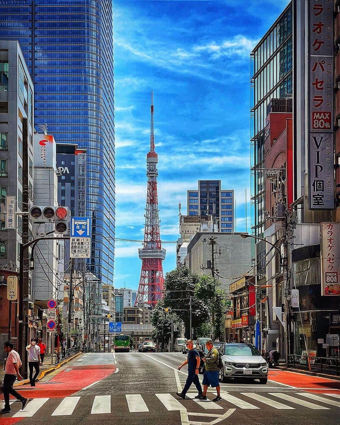 東京タワーさんのインスタグラム写真 - (東京タワーInstagram)「. 六本木、外苑東通りからの東京タワー🗼   ふとした瞬間、目に入り、 当たり前のように佇む日常の東京タワー。   青空や白い雲と一緒に東京タワーが見えると 何となく気分も上がります😆   本日は、Your Toky Tower🗼から @tokyotower.love さんのお写真をご紹介！   素敵なお写真をありがとうございました😊  --------------------------------  【 お知らせ 】  # your_tokyotowerで あなたの東京タワー🗼をリポスト！  皆様からの投稿 どしどしお待ちしております！  @tokyotower_official の タグ付けもよろしくね🖐  詳細はプロフィールにある 固定されたフィード投稿から↓ @tokyotower_official  --------------------------------  #東京タワー #東京タワー🗼  #tokyotower #tokyotower🗼  #青空 #晴れ #晴れの日」7月20日 18時26分 - tokyotower_official